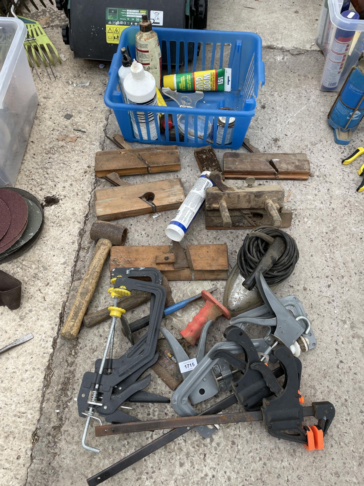 AN ASSORTMENT OF TOOLS TO INCLUDE VINTAGE WOOD PLANES AND CLAMPS ETC