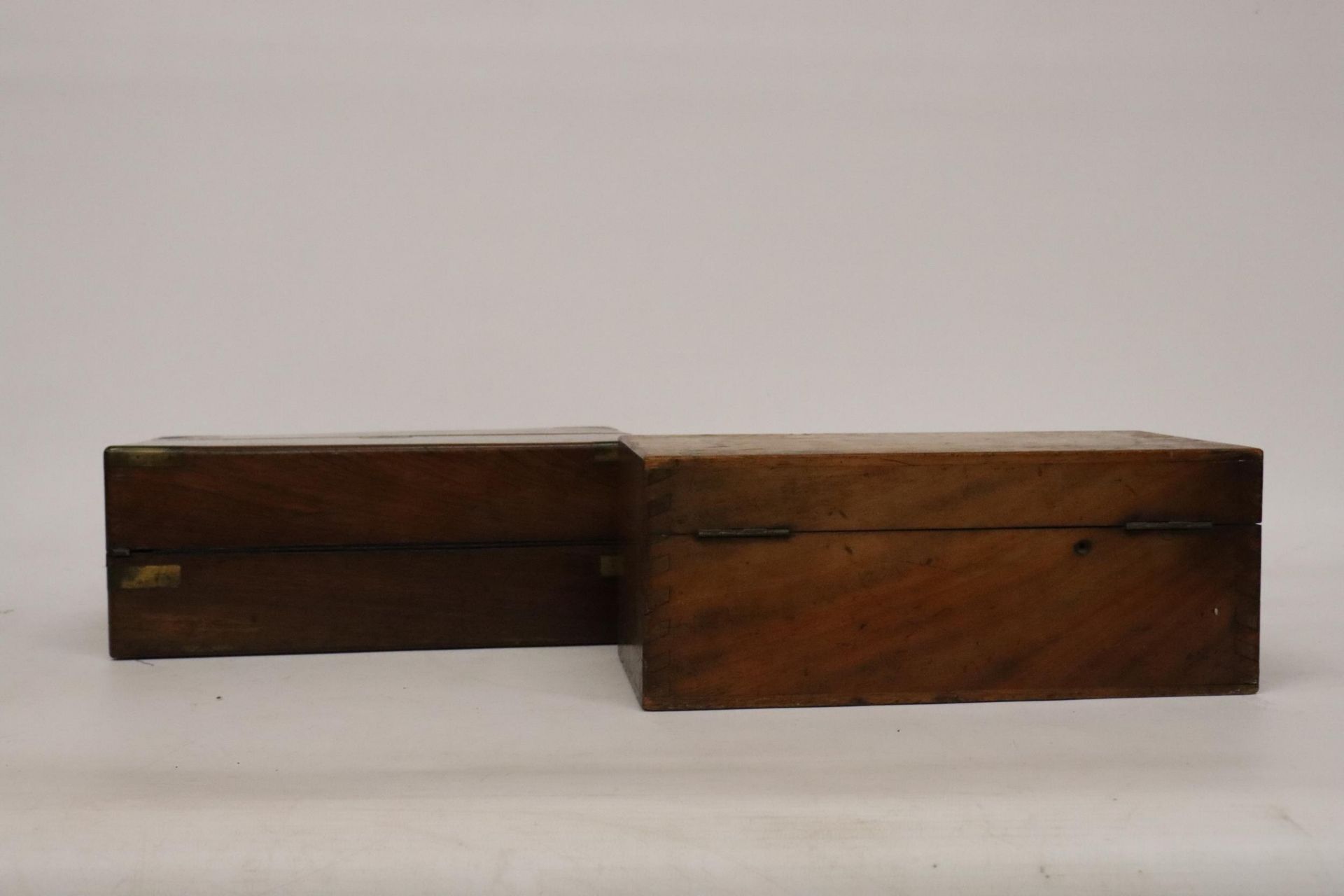 A VINTAGE MAHOGANY WRITING SLOPE, IN NEED OF RESTORATION PLUS A VINTAGE OAK BOX - Image 5 of 6