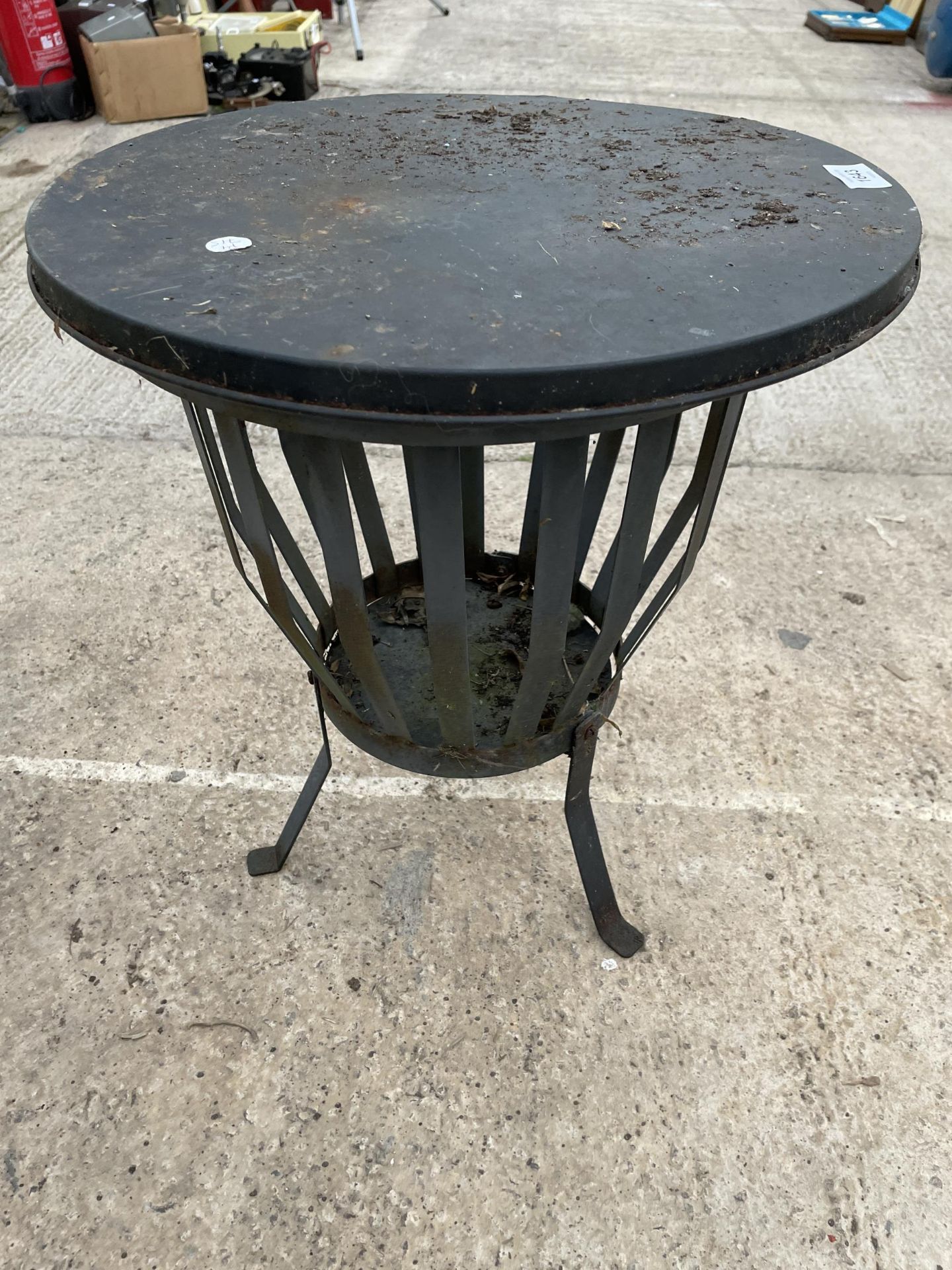 A SMAL METAL GARDEN FIRE PIT