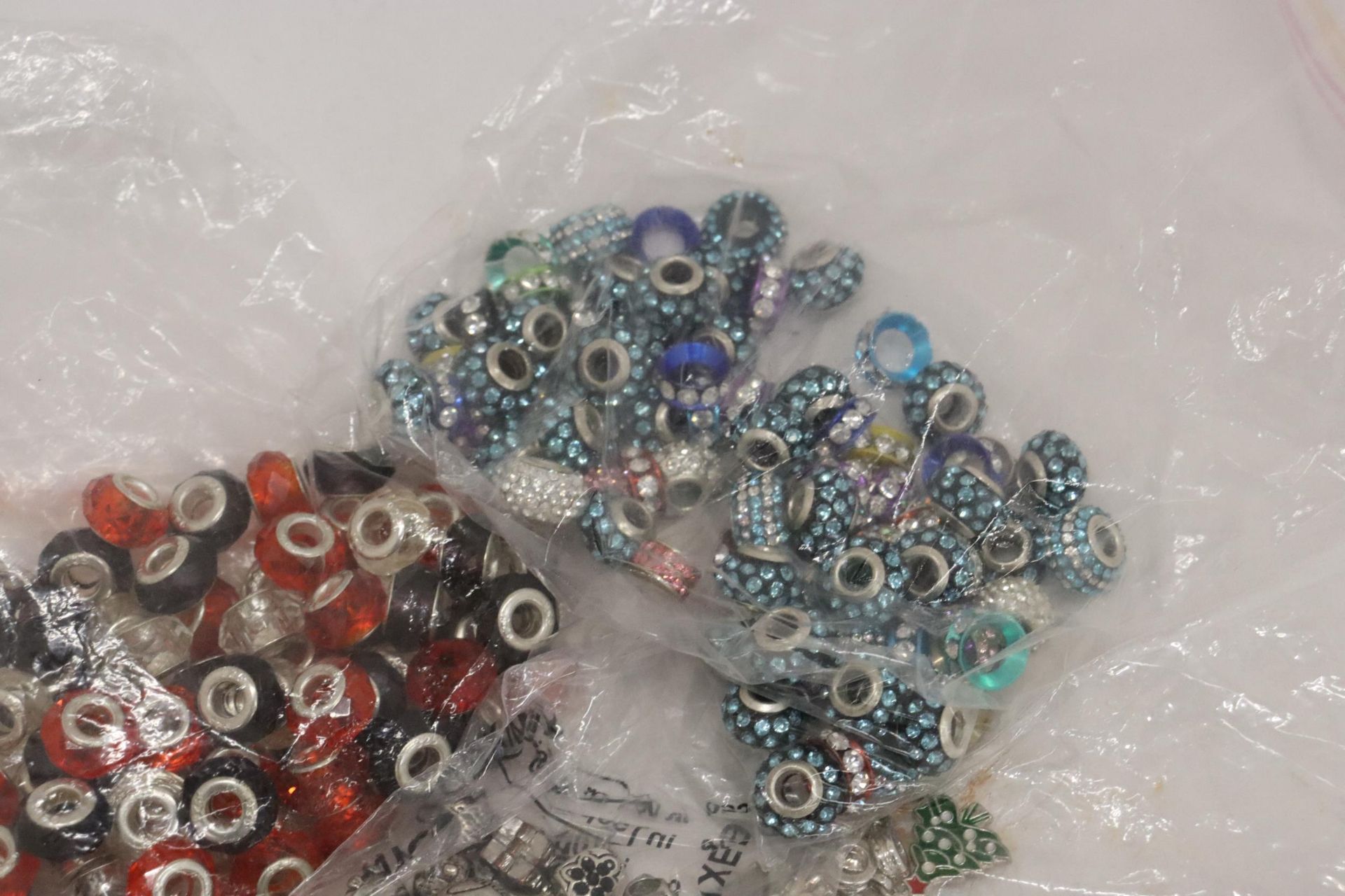 A LARGE QUANTITY OF PANDORA STYLE BEADS, SOME MARKED 925 - Bild 3 aus 7