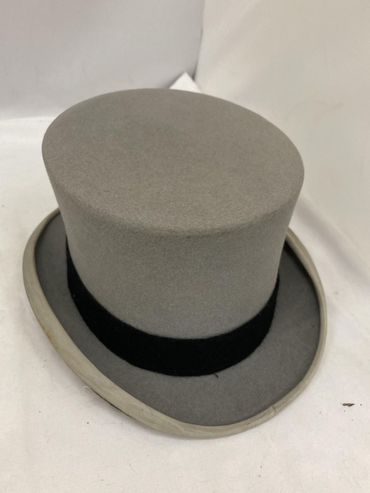 TWO GREY VINTAGE HATS TO INCLUDE A BOWLER DUNN & CO AND A TOP HAT - Image 5 of 6