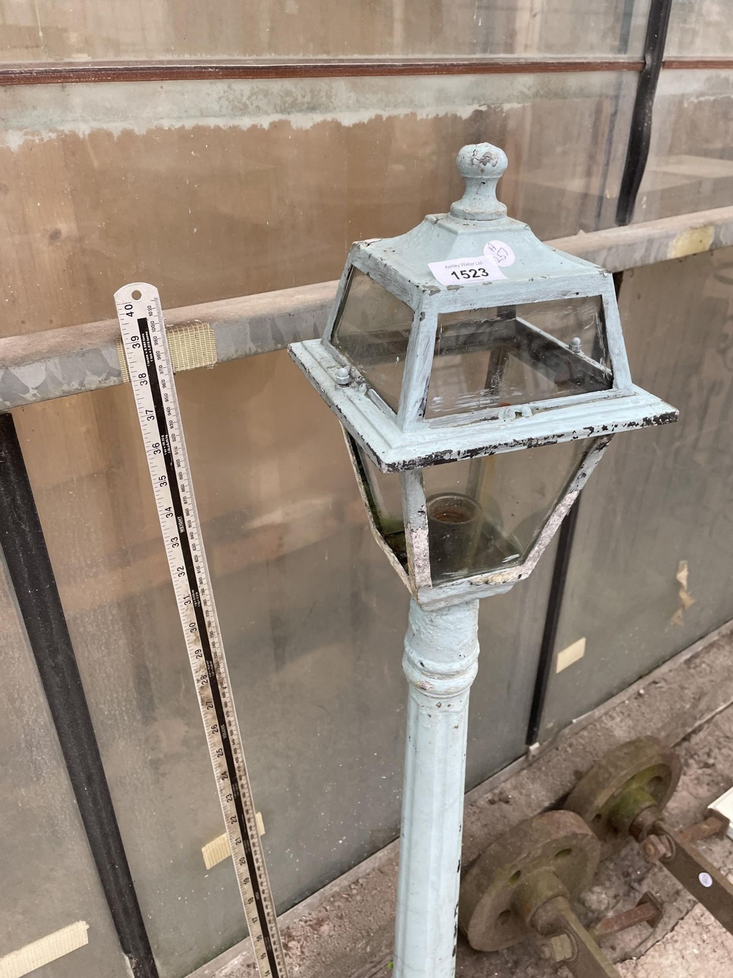 A VINTAGE STYLE GARDEN LAMP POST (H:111CM) - Image 2 of 3