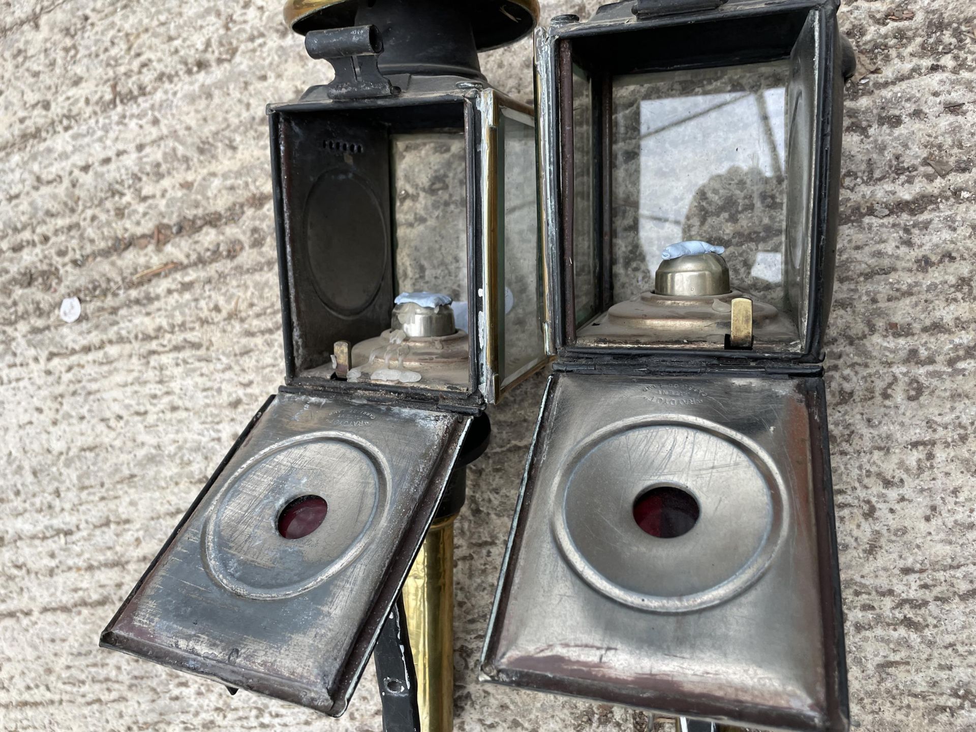 A PAIR OF ORIGINAL RAYDYOT BRASS AND GLASS CARRIAGE LAMPS WITH FITTING BRACKETS - Image 4 of 4