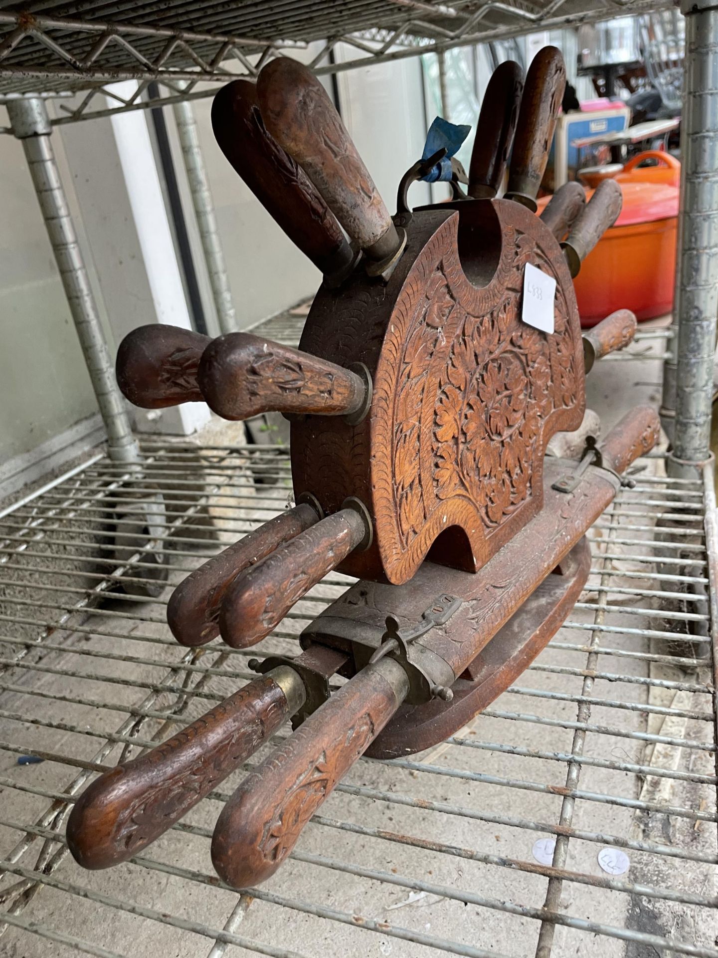 AN ASSORTMENT OF VINTAGE ITEMS TO INCLUDE AN INDIAN FRUITWOOD KNIFE SET AND A STONEWARE FLAGGON ETC - Image 2 of 3