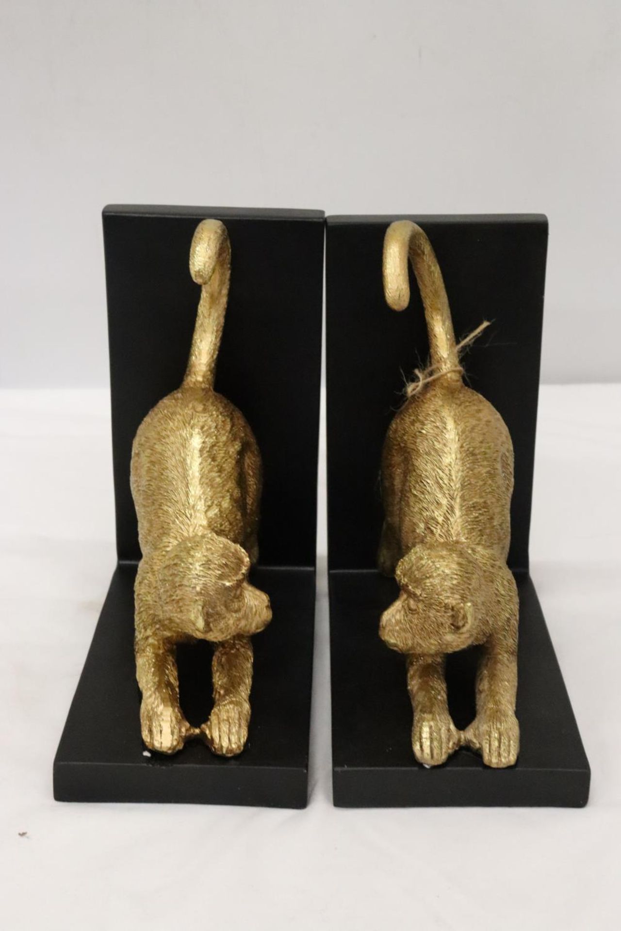 A PAIR OF GOLD COLOURED RESIN MONKEY, BOOK-ENDS, HEIGHT 19CM - Image 4 of 6