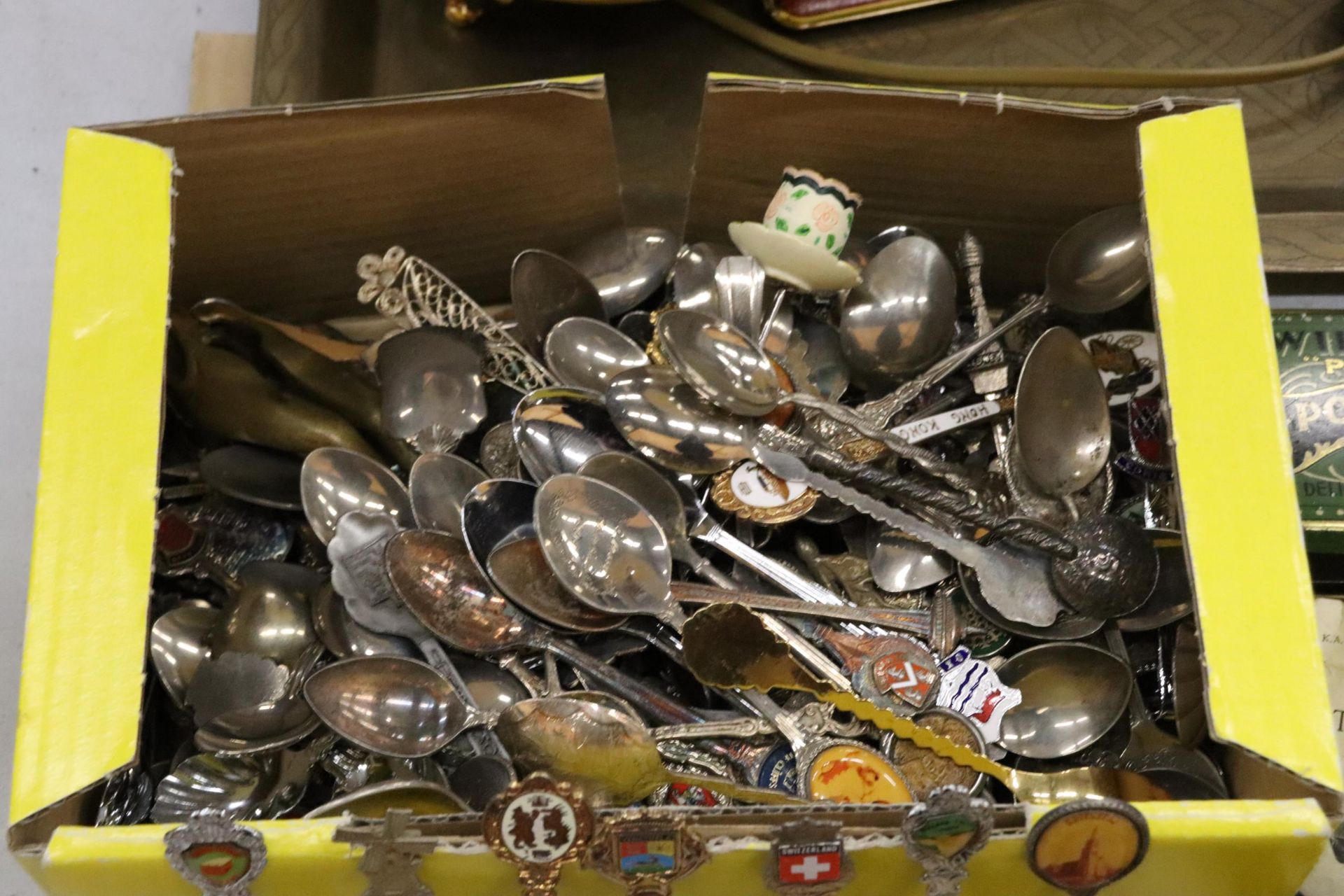 A LARGE MIXED LOT TO INCLUDE A CERAMIC TABLE LAMP AND SHADE, LARGE QUANTITY OF SOUVENIR TEASPOONS, - Bild 5 aus 8
