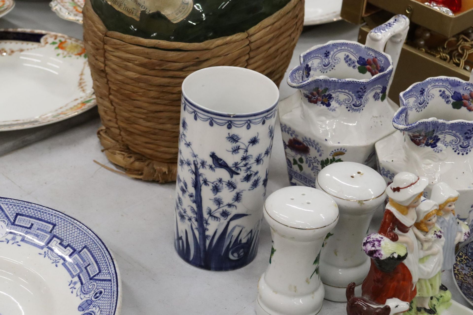 A QUANTITY OF VINTAGE CERAMICS TO INCLUDE JUGS, A YARDLEY SOAP DISH, CUPS AND SAUCERS, VASES, A - Image 3 of 11