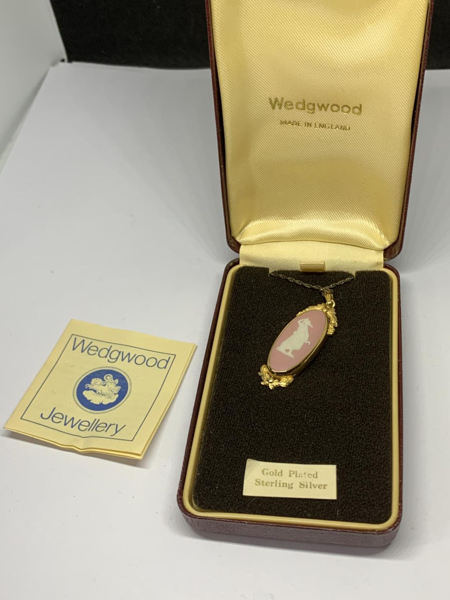A GOLD PLATED STERLING SILVER PINK WEDGWOOD JASPERWARE PENDANT IN A PRESENTATION BOX