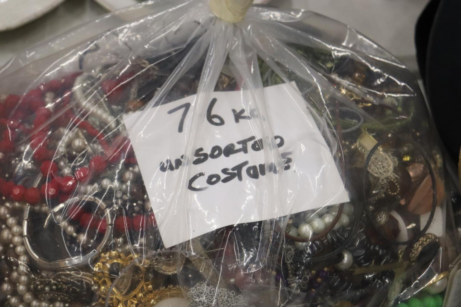 A 7.6 KG BAG OF UNSORTED COSTUME JEWELLERY - Image 5 of 6