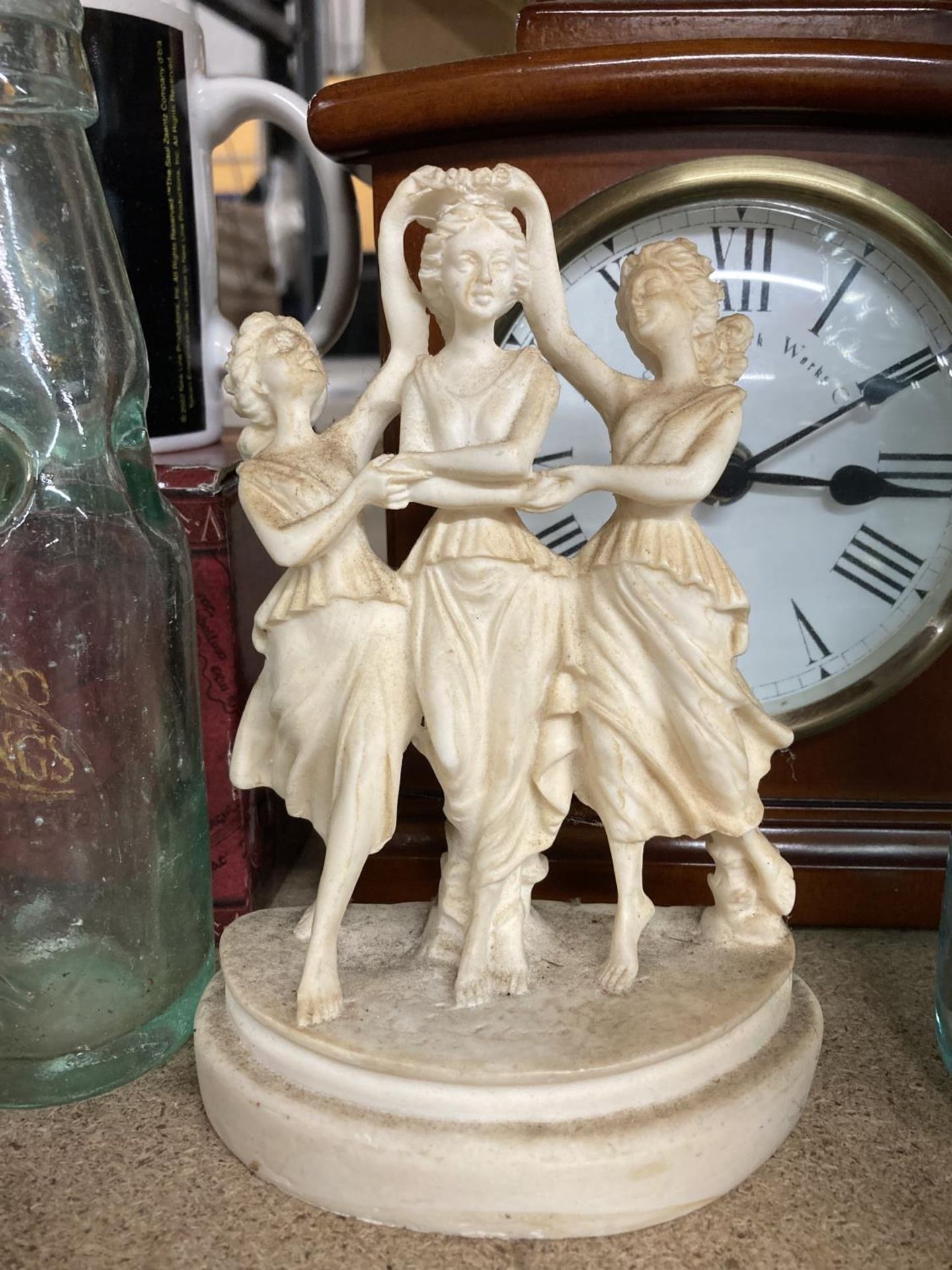VARIOUS COLLECTABLE ITEMS TO INCLUDE CLOCKS, BREWIANIA, STATUES ETC - Image 4 of 6