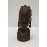 AN AFRICAN HARDWOOD CARVED BUST OF A LADY, HEIGHT 24CM