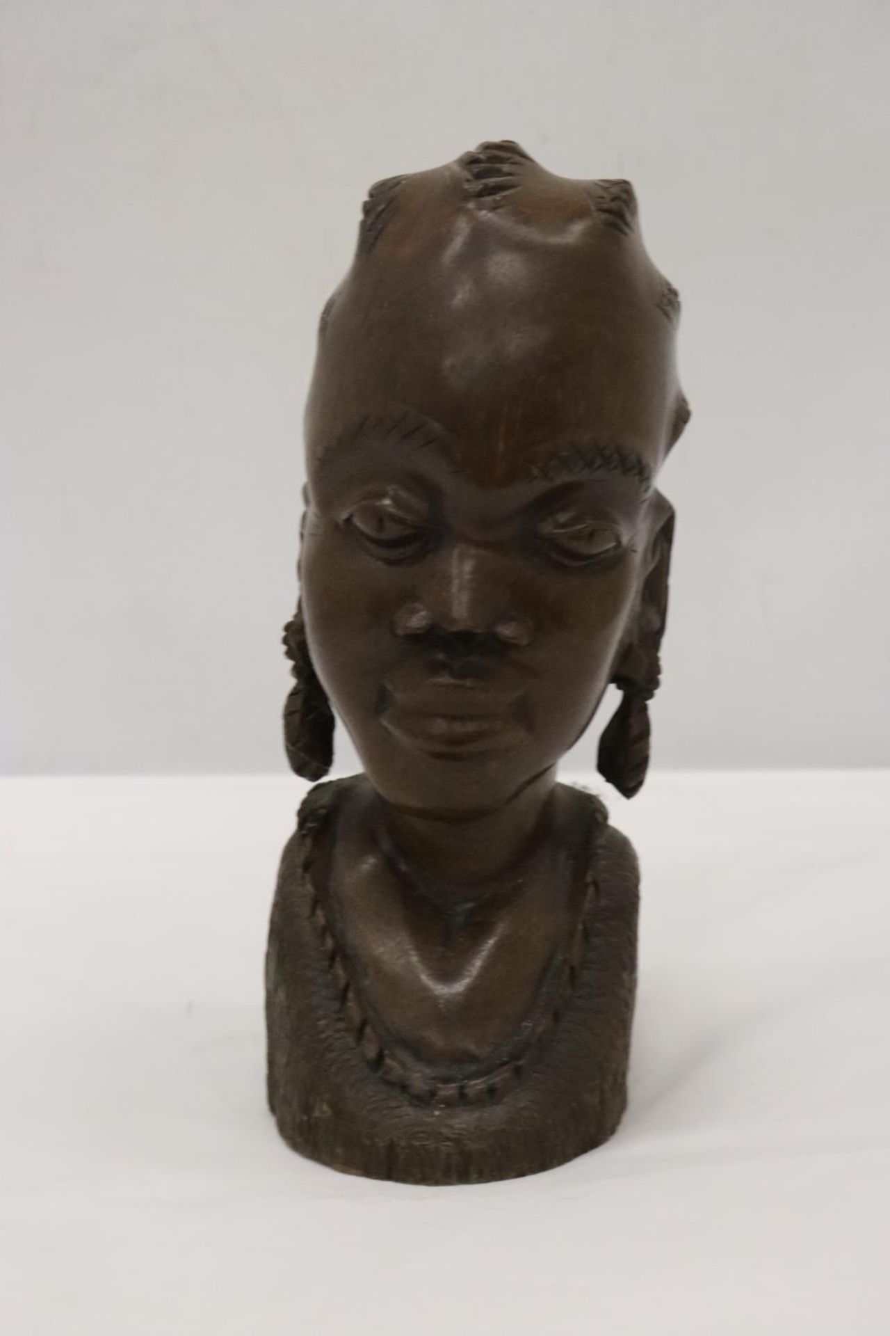 AN AFRICAN HARDWOOD CARVED BUST OF A LADY, HEIGHT 24CM