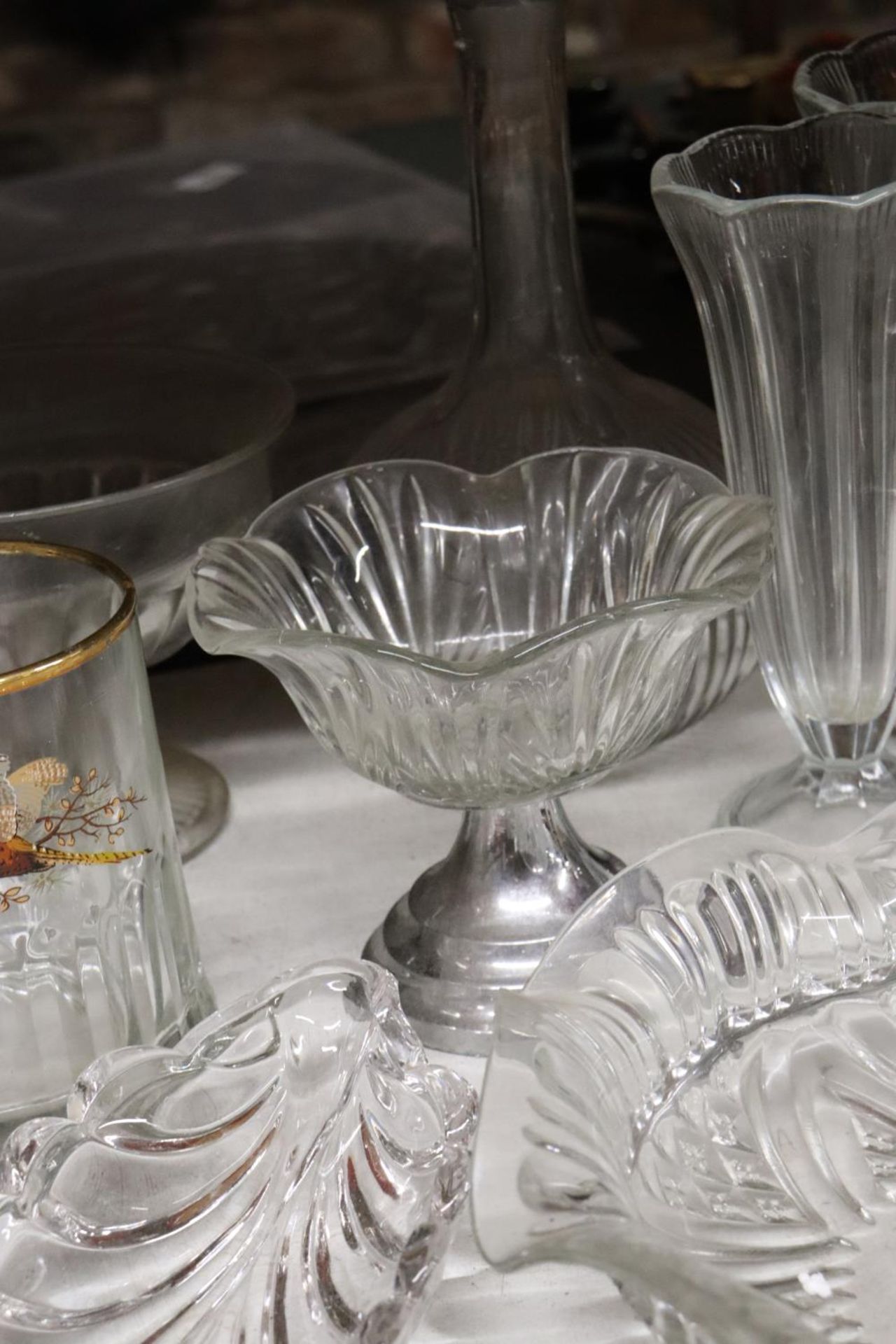 A QUANTITY OF VINTAGE GLASSWARE TO INCLUDE VASES, BOWLS, A TANKARD, A PAIR OF DOLPHINS, TEALIGHT - Image 5 of 6