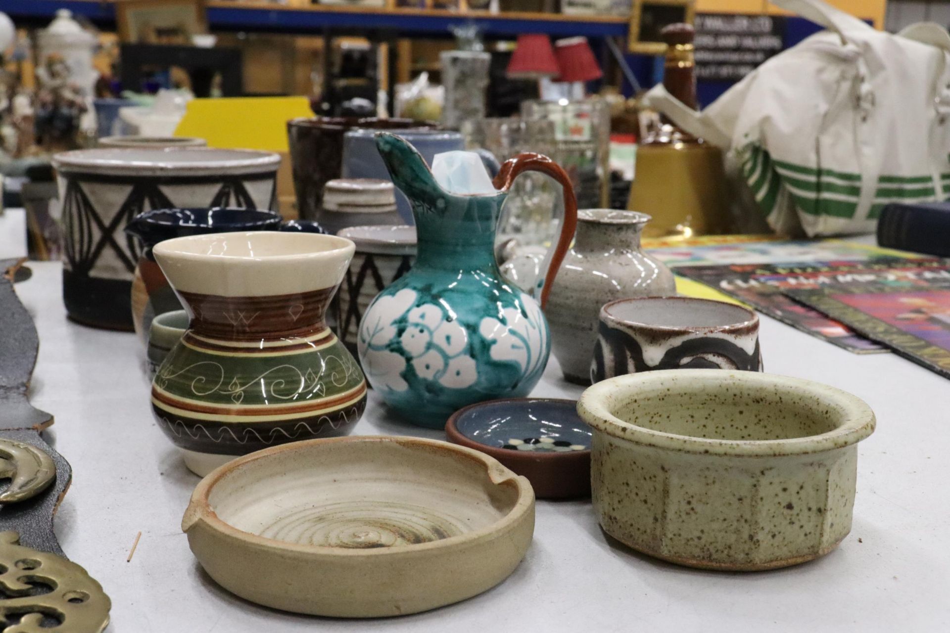A COLLECTION OF DESIGNER STUDIO POTTERY, SOME SIGNED TO THE BASE - Image 6 of 11