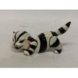 A LORNA BAILEY HAND PAINTED AND SIGNED CRUELLA CAT