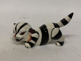 A LORNA BAILEY HAND PAINTED AND SIGNED CRUELLA CAT