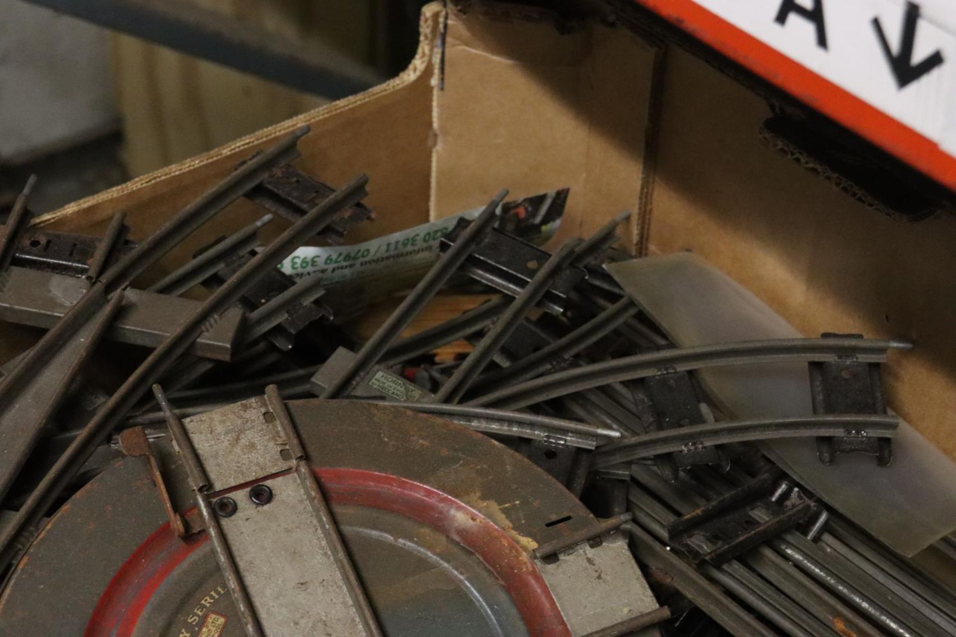 A COLLECTION OF VINTAGE TRAIN TRACK PLUS A HORNBY TURNTABLE - Image 5 of 5