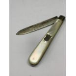 A HALLMARKED SHEFFIELD SILVER AND MOTHER OF PEARL FRUIT KNIFE