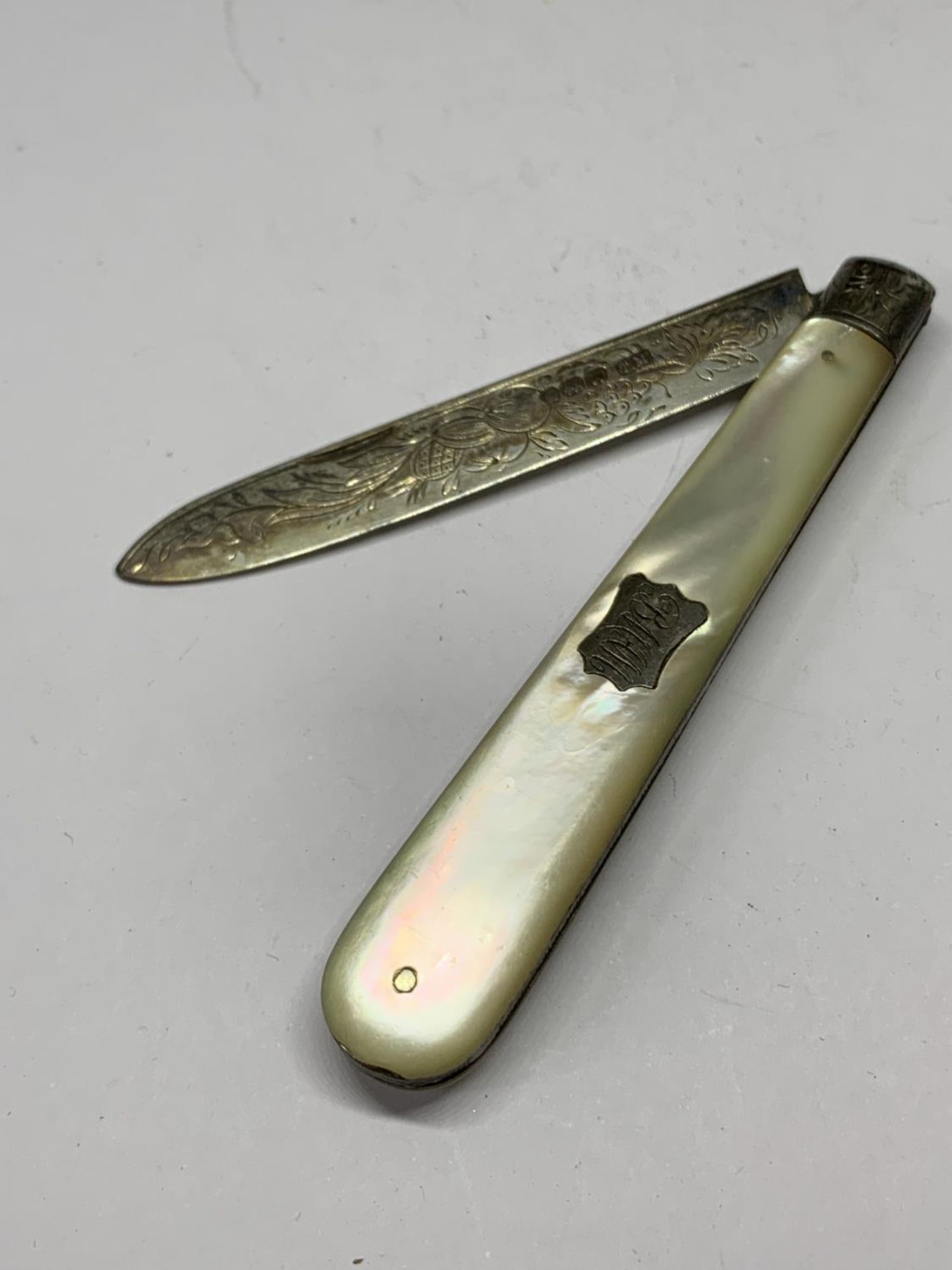 A HALLMARKED SHEFFIELD SILVER AND MOTHER OF PEARL FRUIT KNIFE