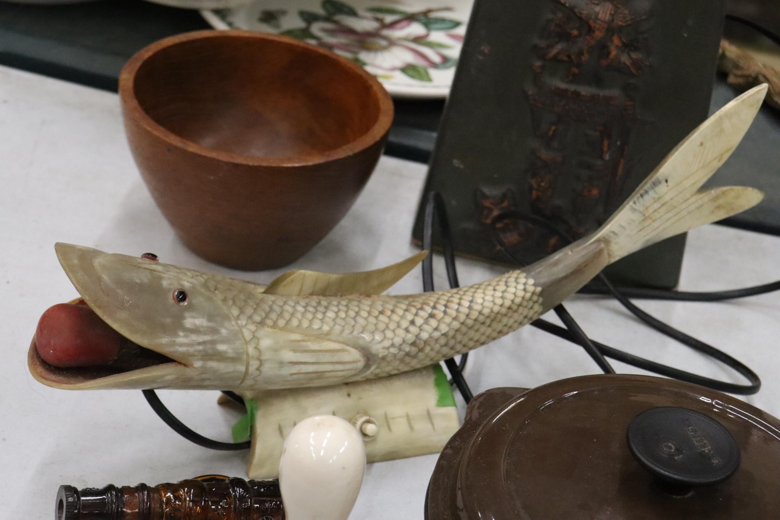 A MIXED VINTAGE LOT TO INCLUDE A FISH LAMP, A STONEWARE VASE WITH KNIGHT DETAIL TO THE FRONT, HEIGHT - Image 6 of 8