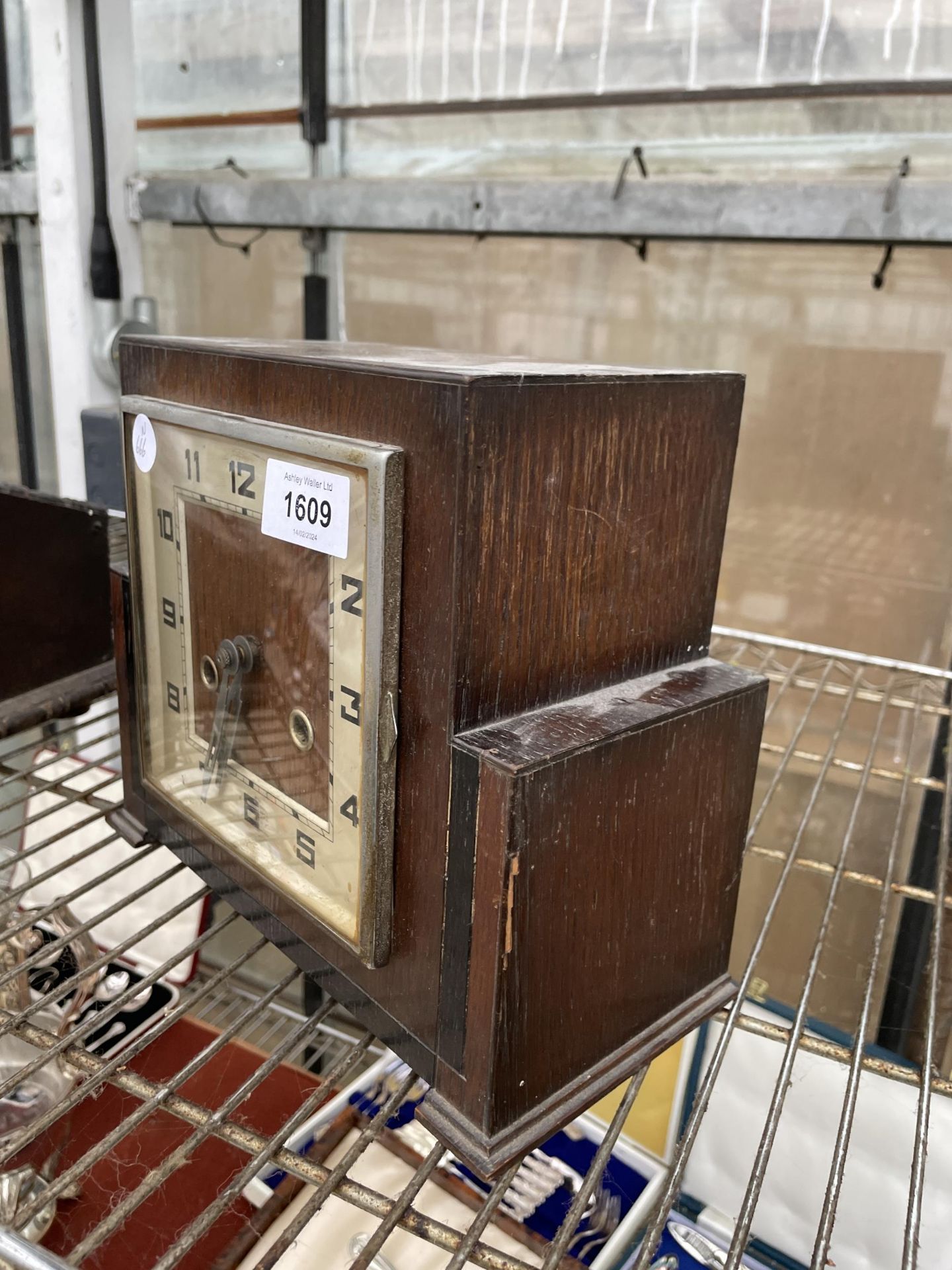 AN OAK CASED ART DECO CHIMING MANTLE CLOCK - Image 2 of 3