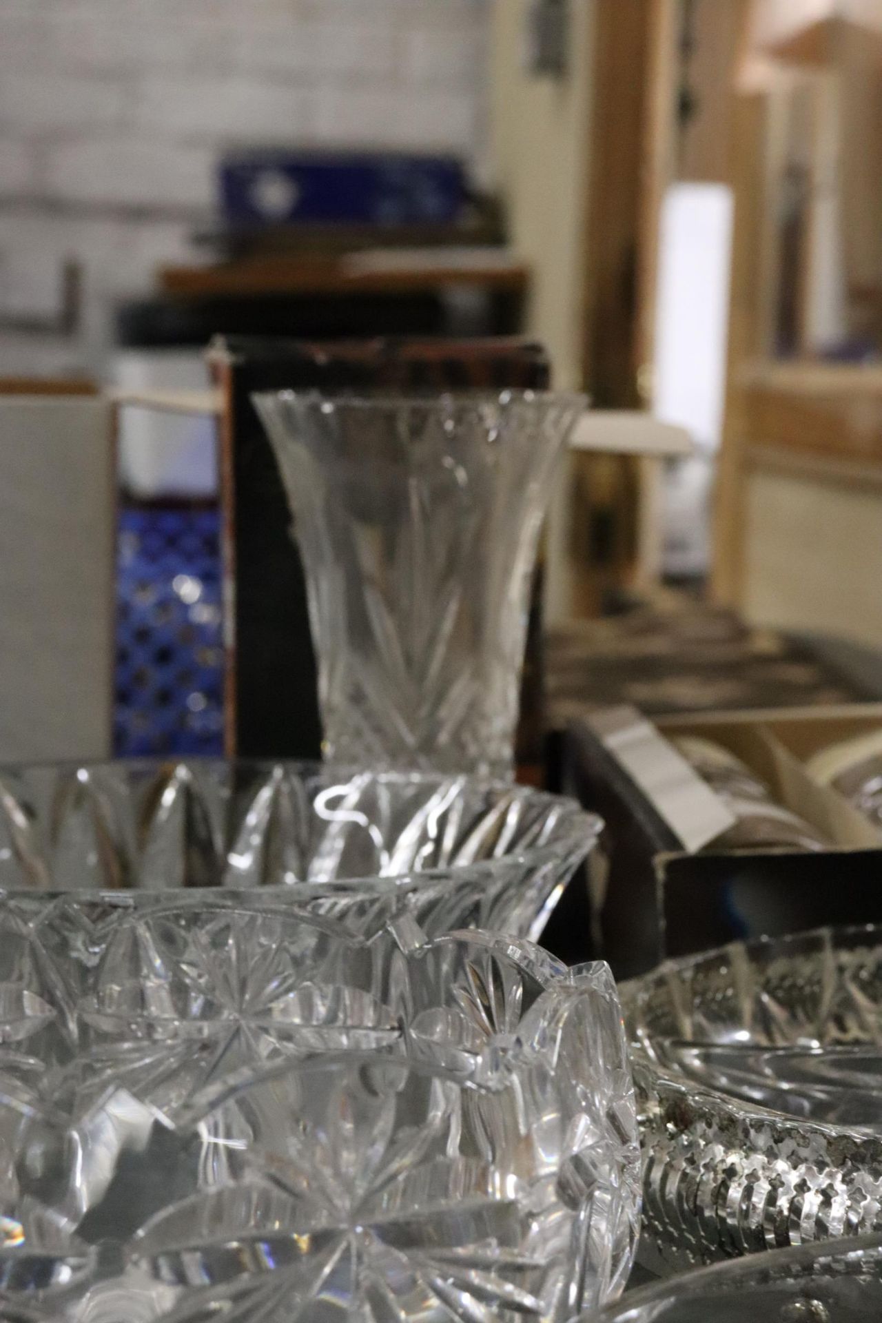 A QUANTITY OF GLASSWARE TO INCLUDE A BOXED SET OF 6 RAVENHEAD 'OLYMPIAD' TUMBLERS WITH HUSKY DOG - Image 7 of 11