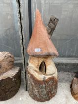 A TOADSTOOL HOUSE CHAINSAW CARVING (H:67CM)