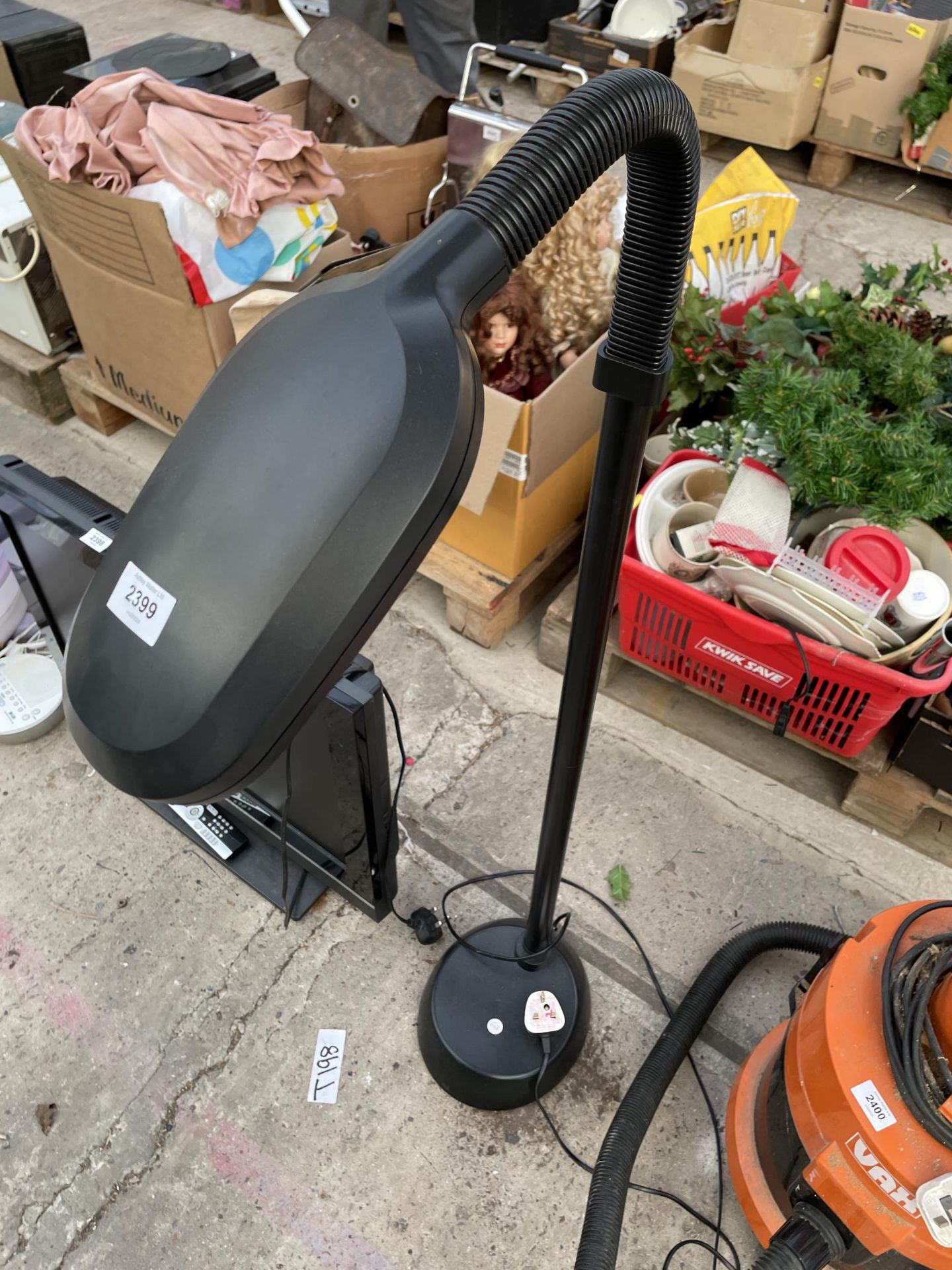 AN ADJUSTABLE FLOOR LAMP