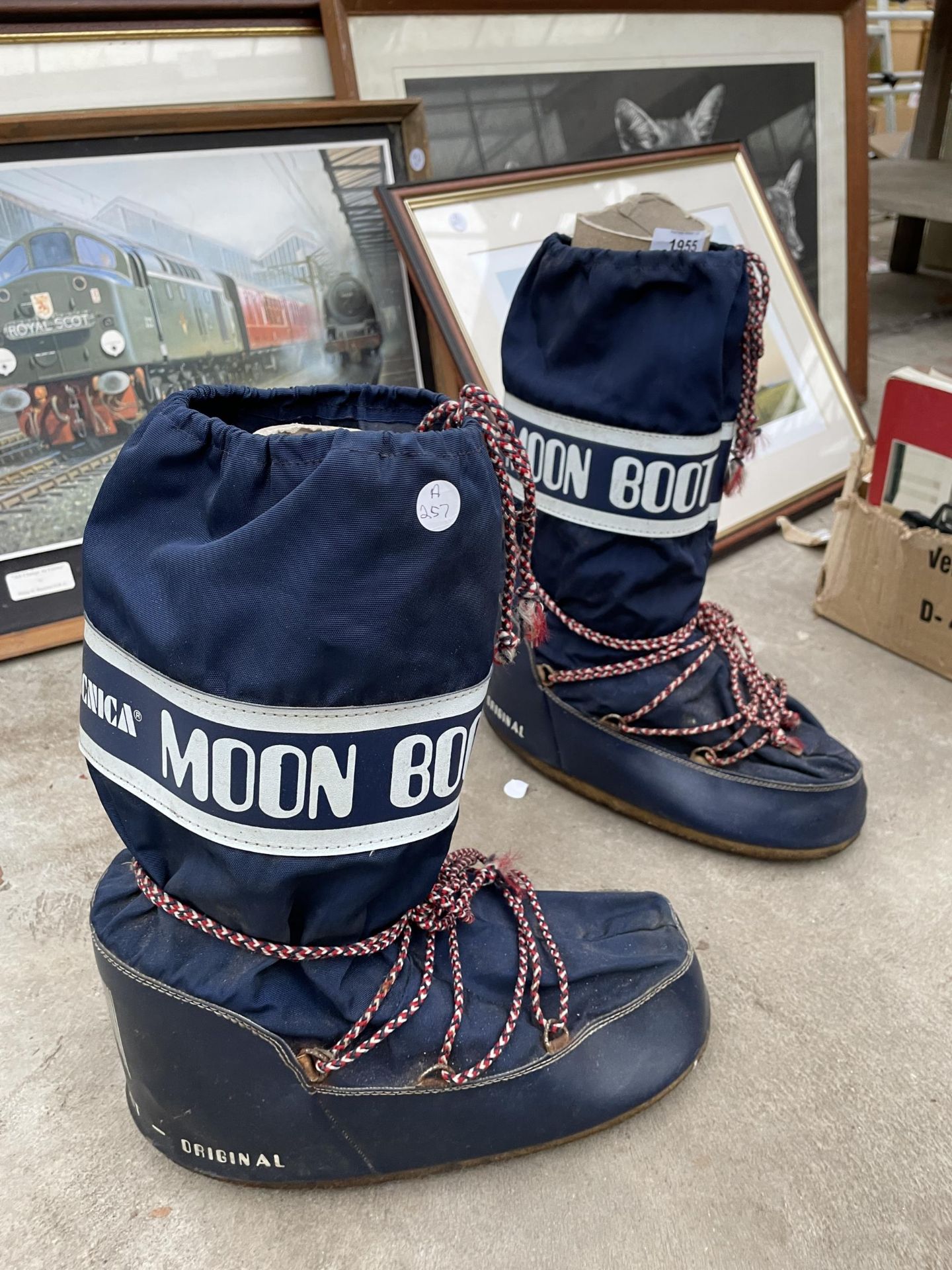 A PAIR OF MOON BOOTS - Image 2 of 2