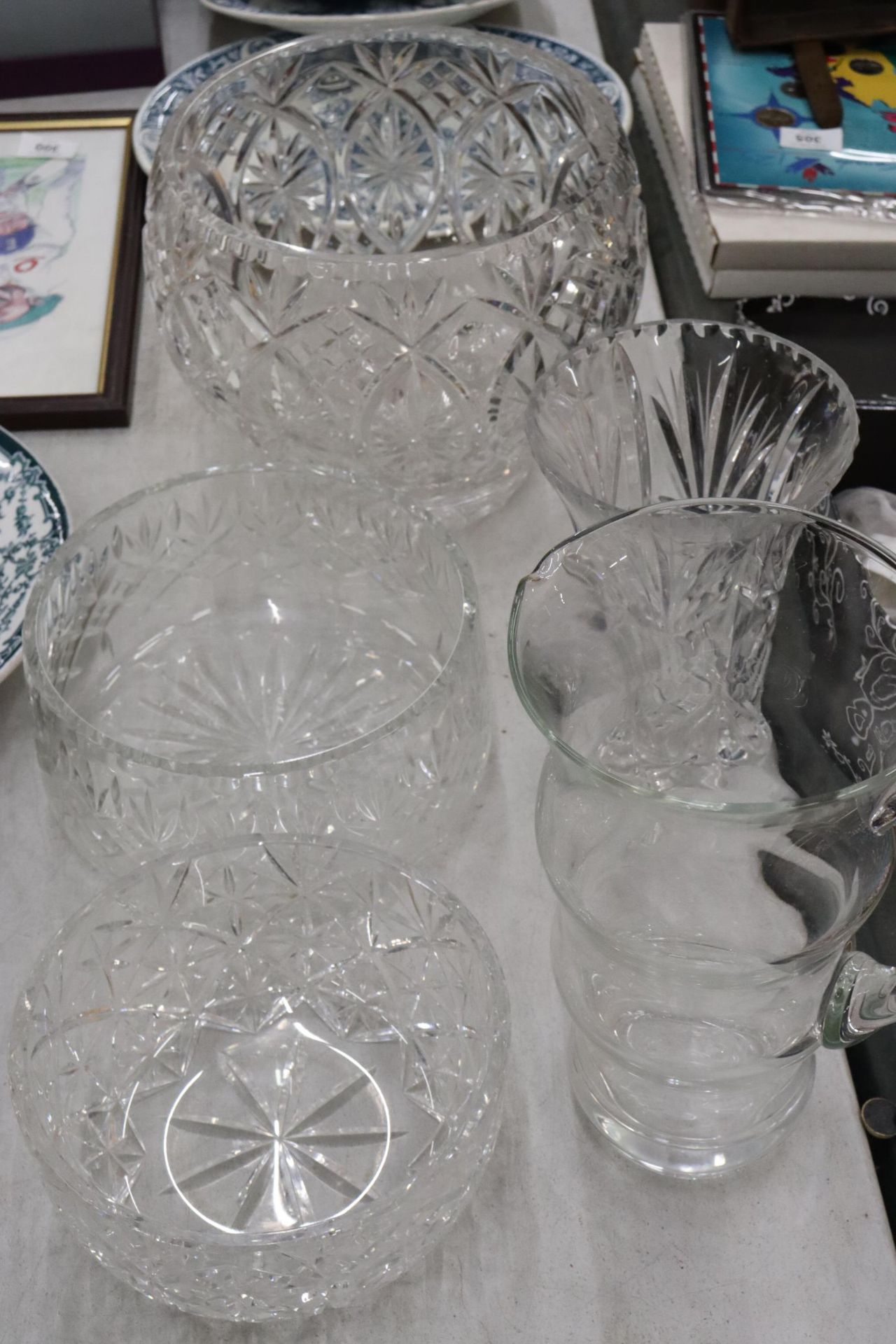 FIVE PIECES OF HEAVY GLASSWARE TO INCLUDE A LARGE CUT GLASS BOWL, TWO OTHER BOWLS, A VASE AND A JUG - Image 8 of 8