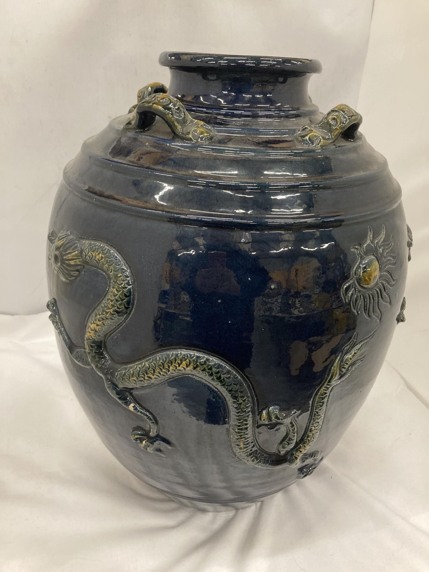 A LARGE YUAN ORIENTAL PORCELAIN DRAGON VASE HEIGHT 47 CM - Image 3 of 5