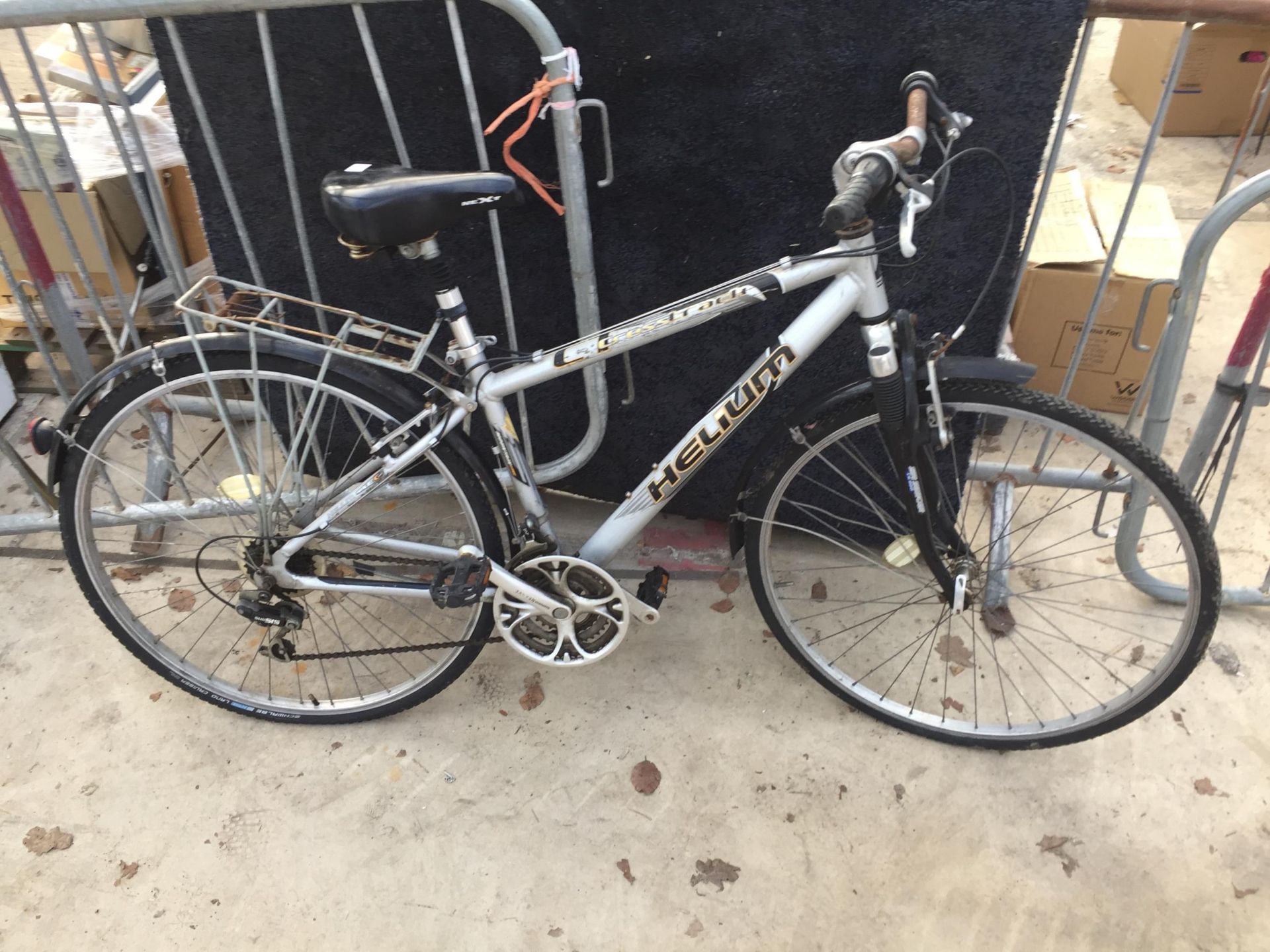 A GENTS CROSSTRACK HELIUM MOUNTAIN BIKE WITH FRONT SUSPENSION AND 21 SPEED SHIMANO GEAR SYSTEM