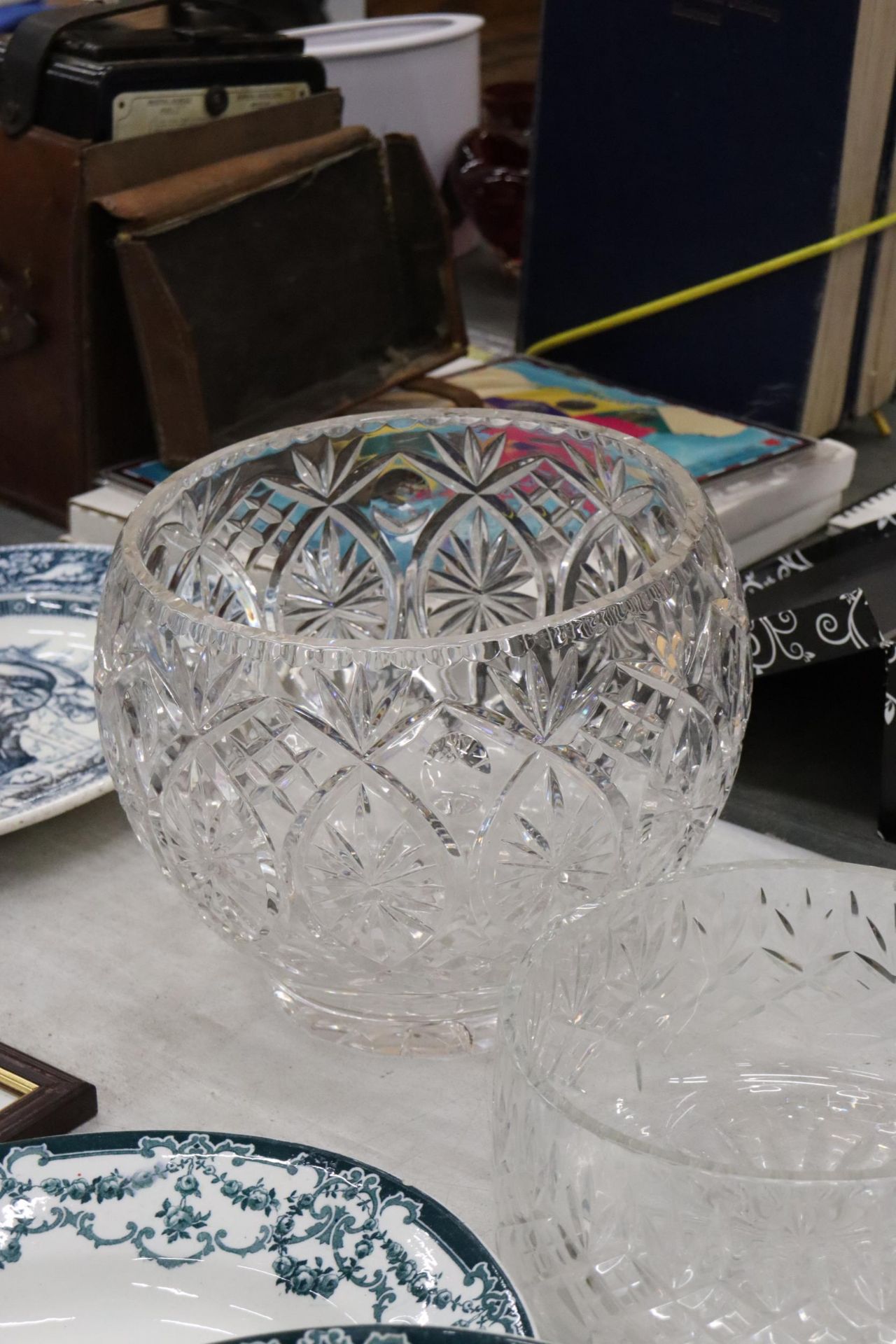 FIVE PIECES OF HEAVY GLASSWARE TO INCLUDE A LARGE CUT GLASS BOWL, TWO OTHER BOWLS, A VASE AND A JUG - Image 2 of 8