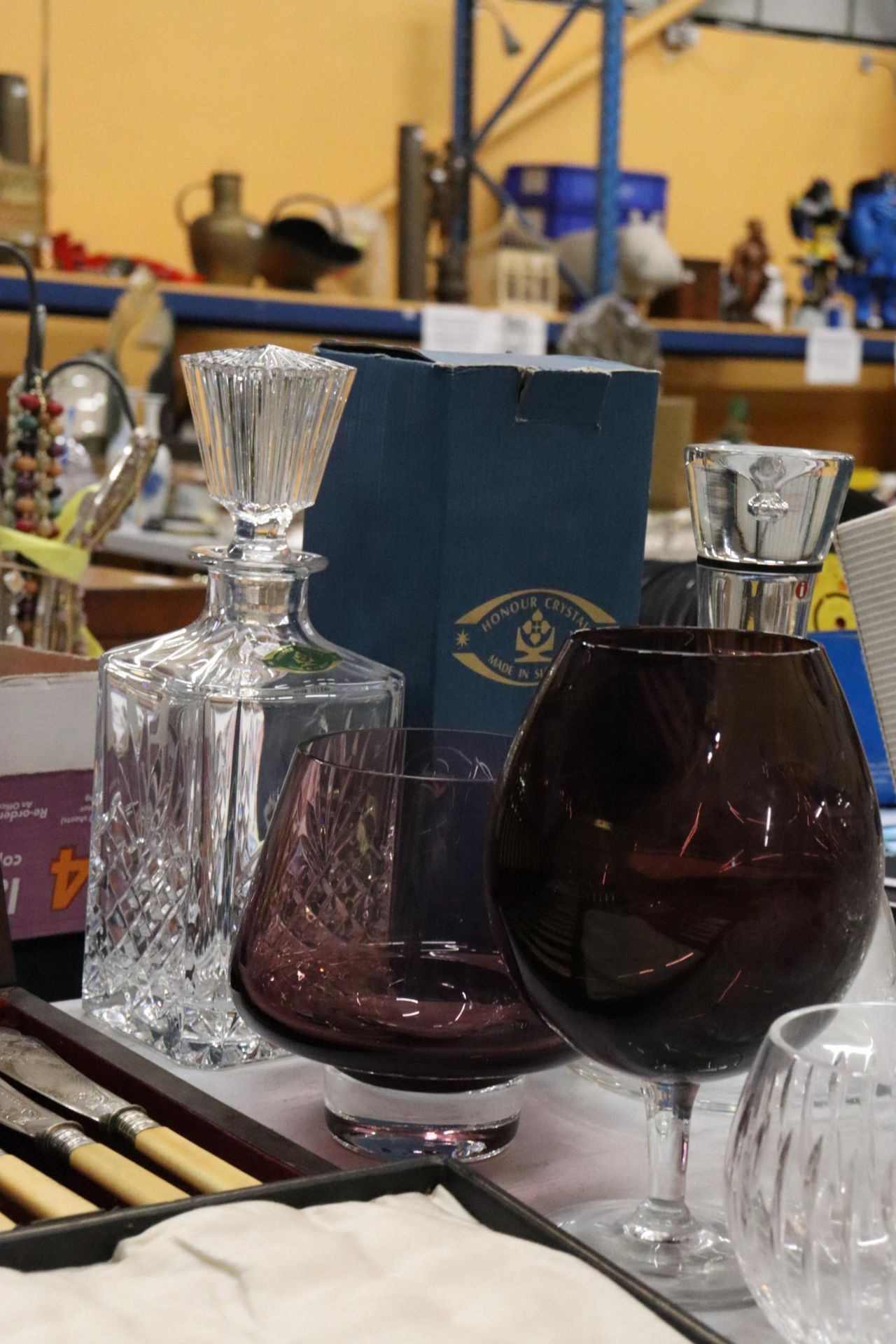 A QUANTITY OF GLASSWARE TO INCLUDE DECANTERS, GLASSES, BOWLS, A SCENT BOTTLE, PAPERWEIGHT, ETC - Image 6 of 10
