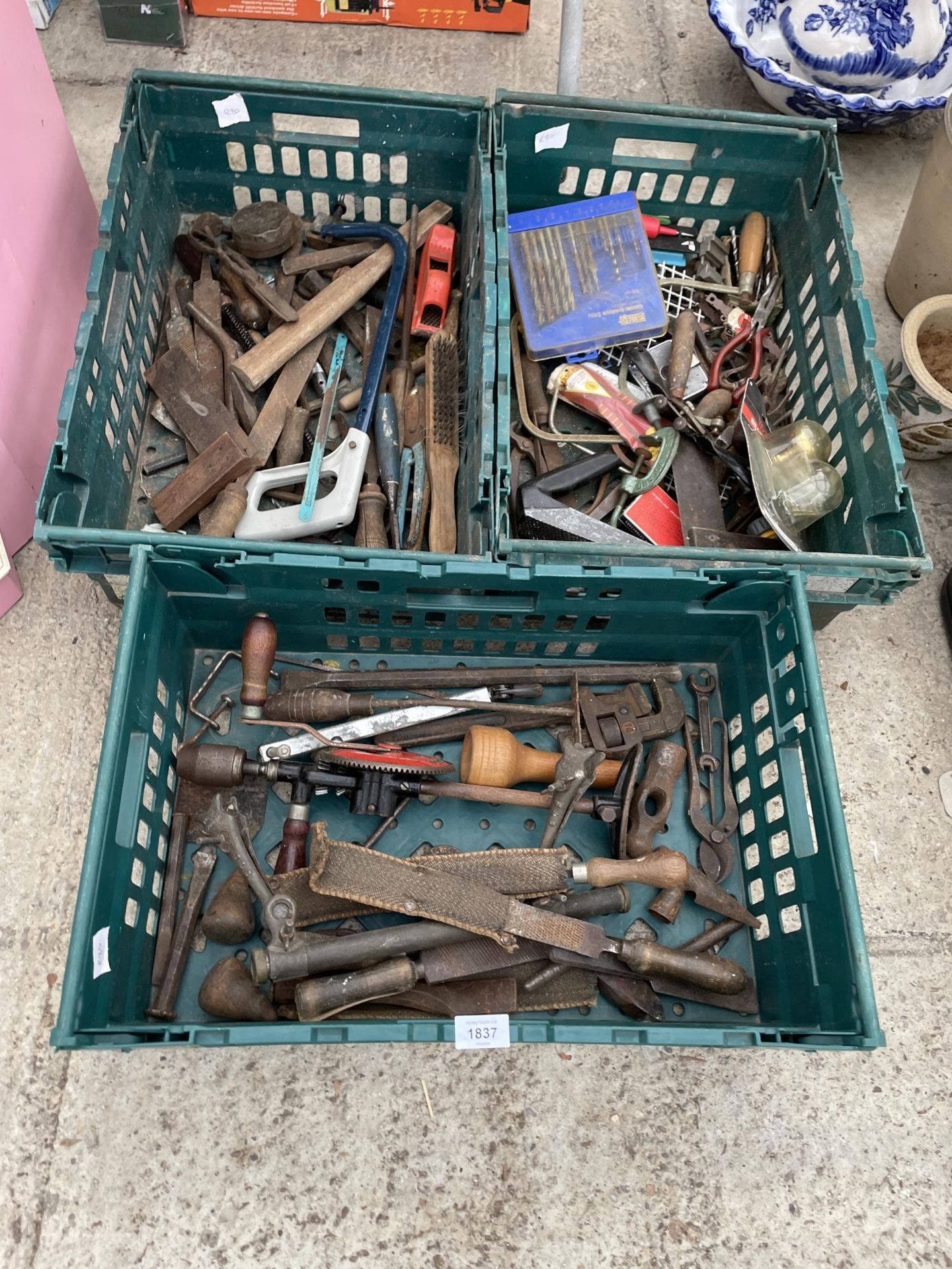 A LARGE ASSORTMENT OF VINTAGE HAND TOOLS TO INCLUDE STILSENS, PLIERS AND BRACE DRILLS ETC