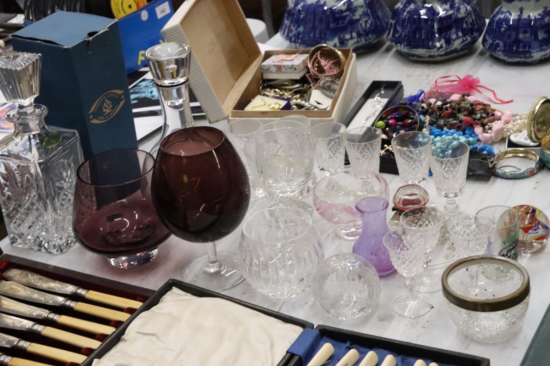 A QUANTITY OF GLASSWARE TO INCLUDE DECANTERS, GLASSES, BOWLS, A SCENT BOTTLE, PAPERWEIGHT, ETC - Image 2 of 10