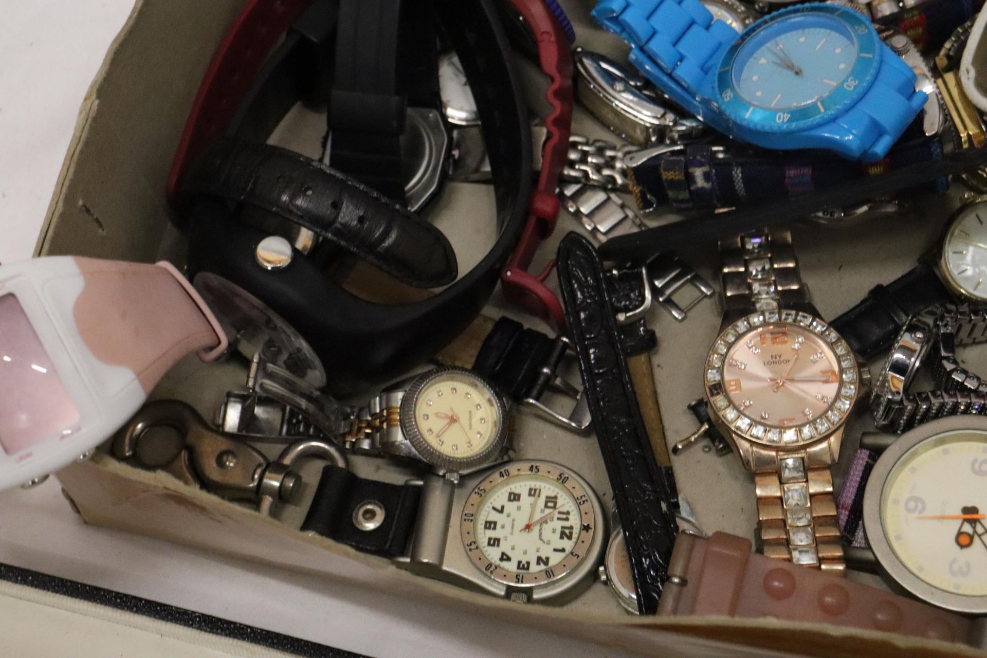 A LARGE QUANTITY OF WRISTWATCHES - Image 3 of 13