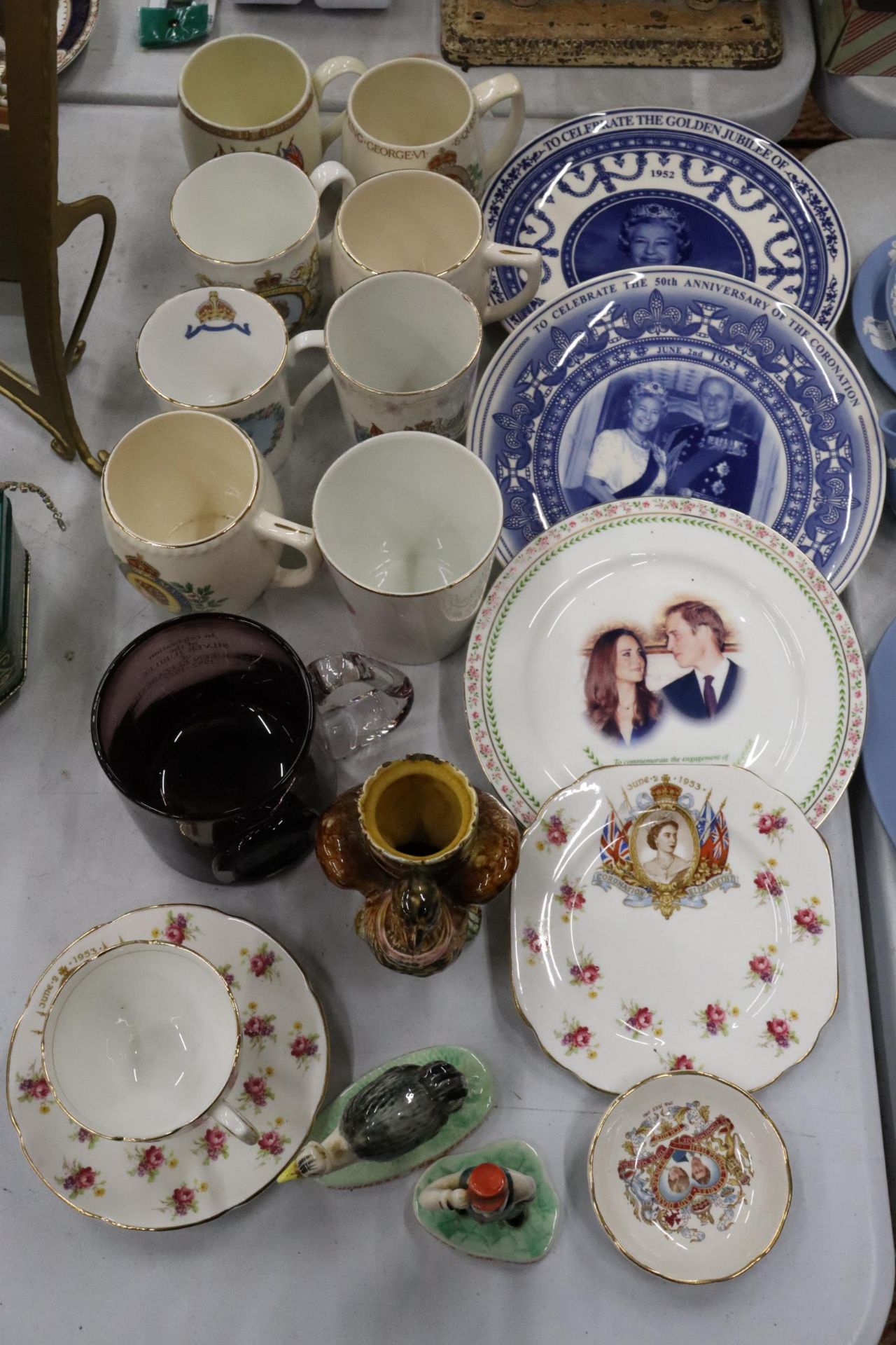 A COLLECTION OF ROYAL COMMEMORATIVE ITEMS TO INCLUDE CUPS, PLATES, PLUS GUINNESS CERAMICS