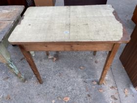 AN EARLY 20TH CENTURY BEECH KITCHEN TABLE 35" X 22"