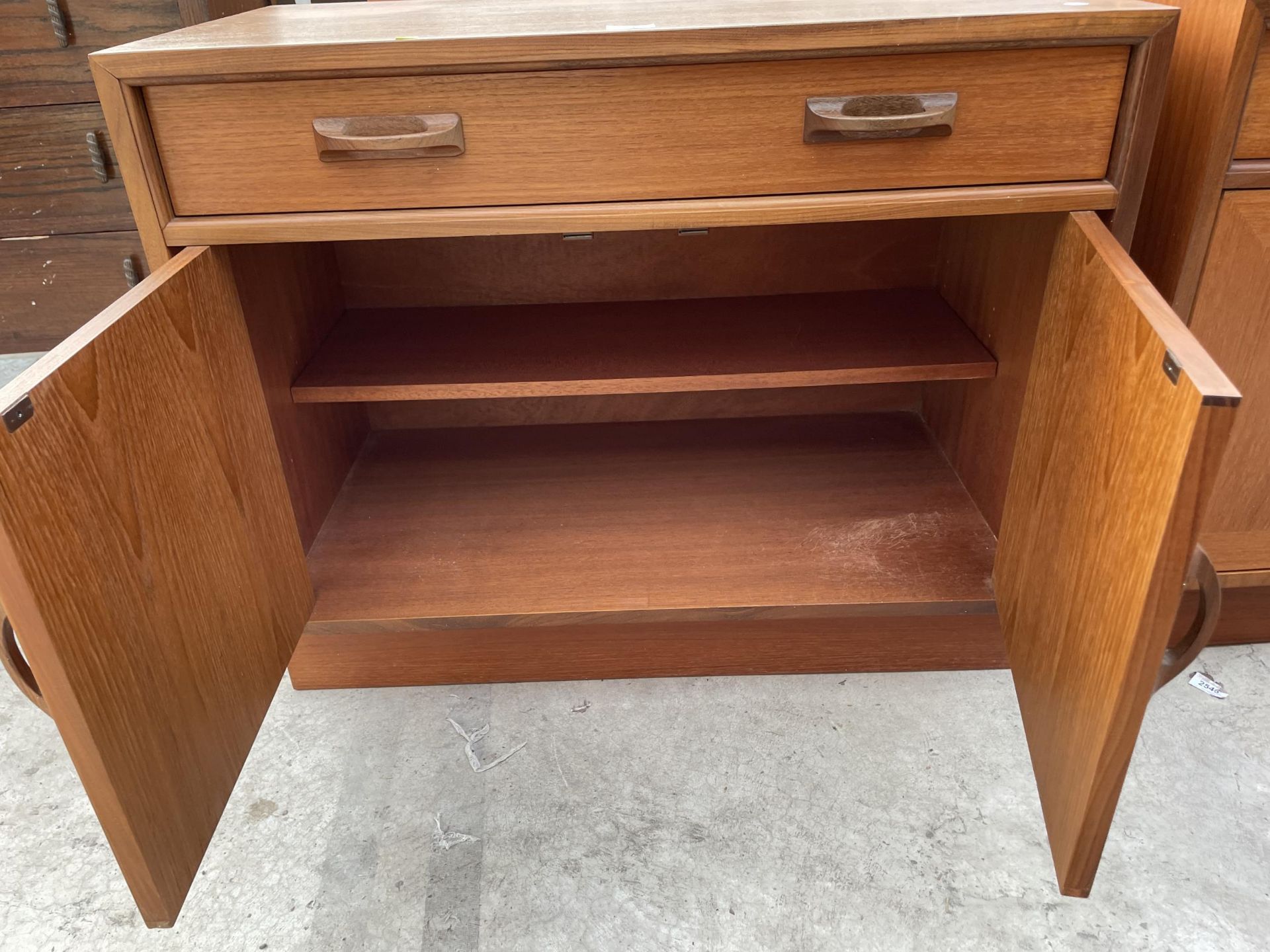 A RETRO TEAK G-PLAN UNIT ENCASING DRAWER AND CUPBOARD 33" WIDE - Image 5 of 5