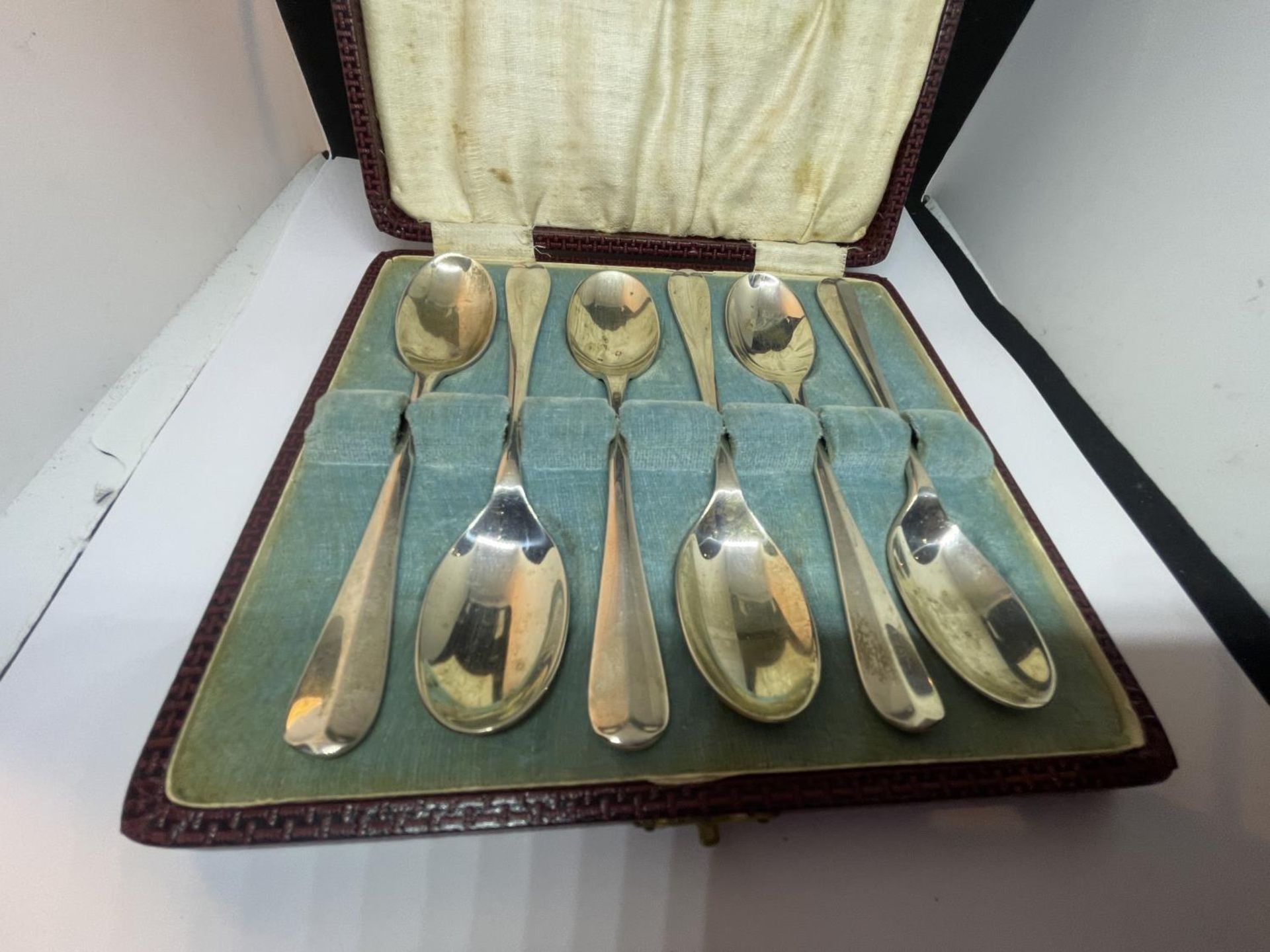 A SET OF SIX HALLMARKED SHEFFIELD TEASPOONS IN A PRESENTATION BOX - Image 2 of 3