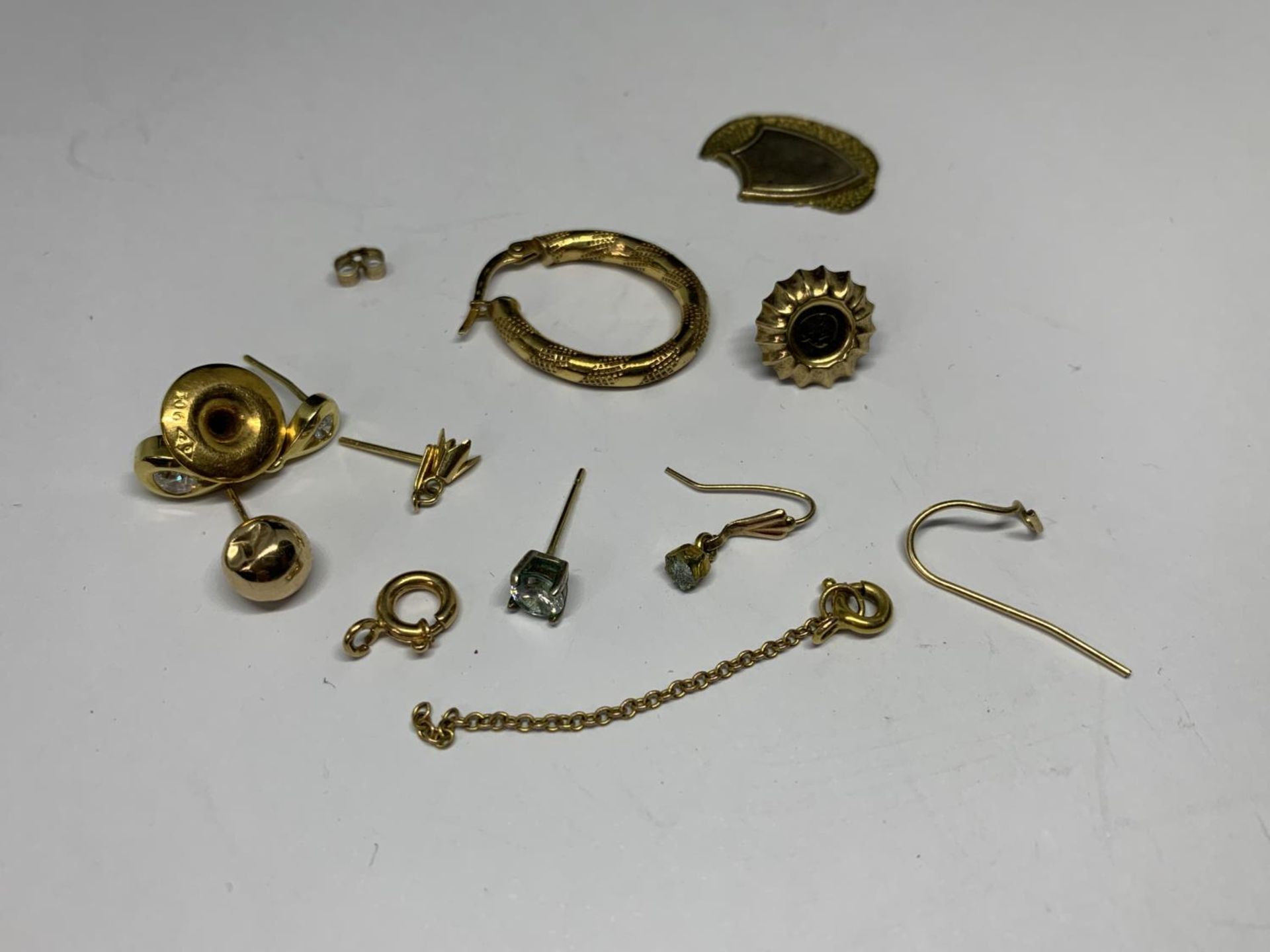 A QUANTITY OF SCRAP GOLD GROSS WEIGHT 5.21 GRAMS - Image 3 of 3