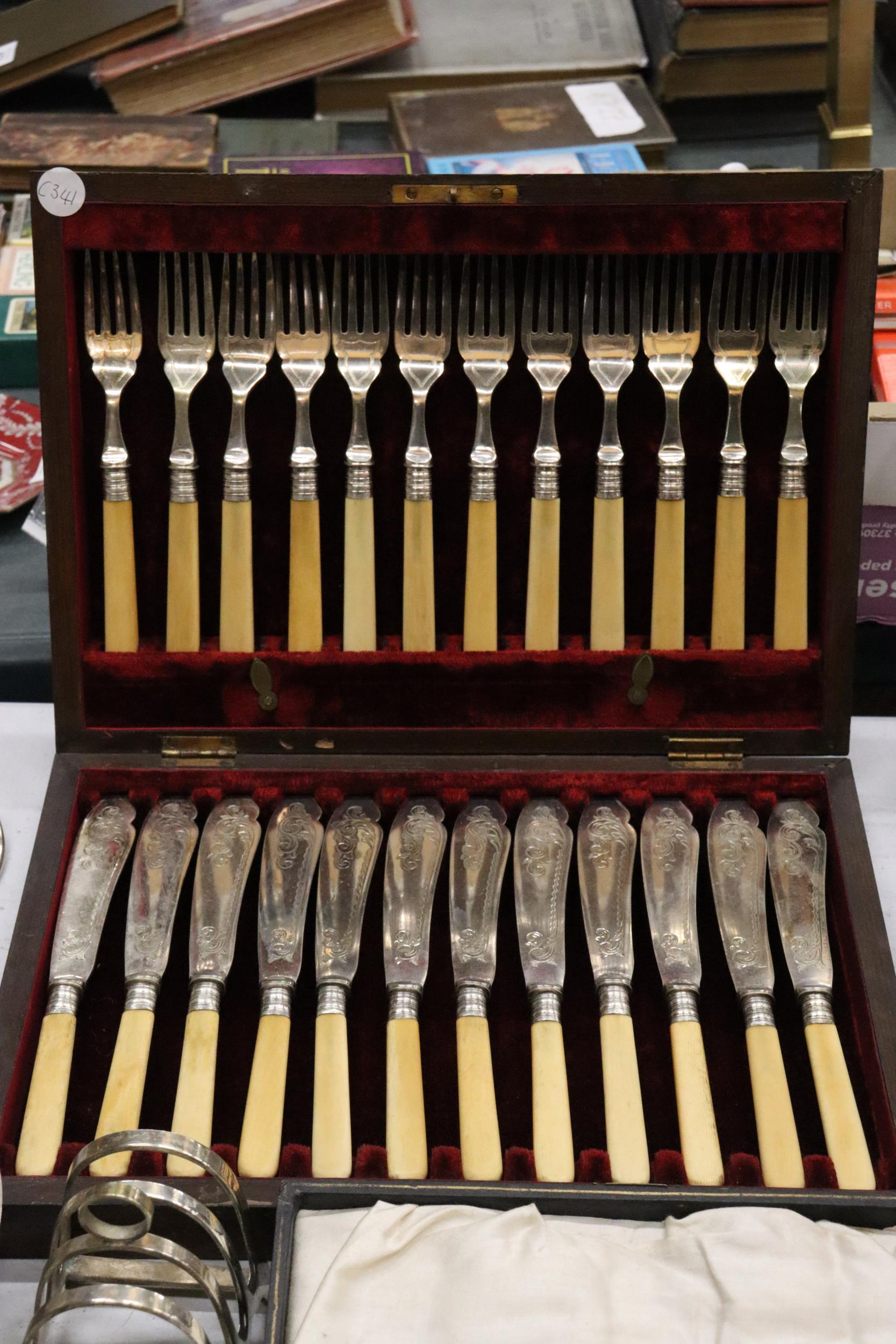 A QUANTITY OF ITEMS TO INCLUDE VINTAGE BOXED FLATWARE, A LARGE ROUND GALLERIED SILVER PLATED TRAY, - Image 3 of 13
