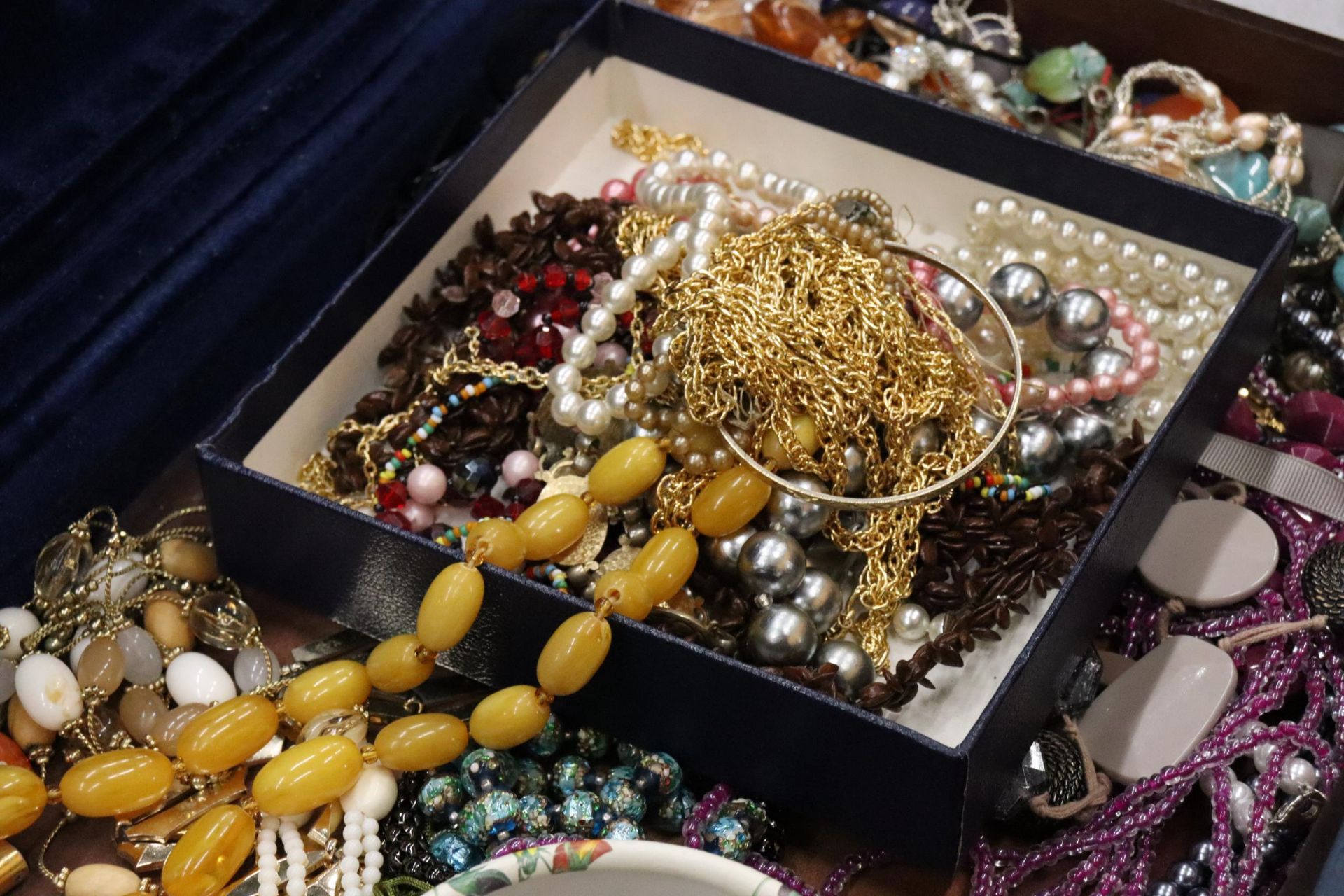 A LARGE QUANTITY OF COSTUME JEWELLERY TO INCLUDE AMBER STYLE BEADS, BANGLES, NECKLACES, BEADS, - Image 4 of 8