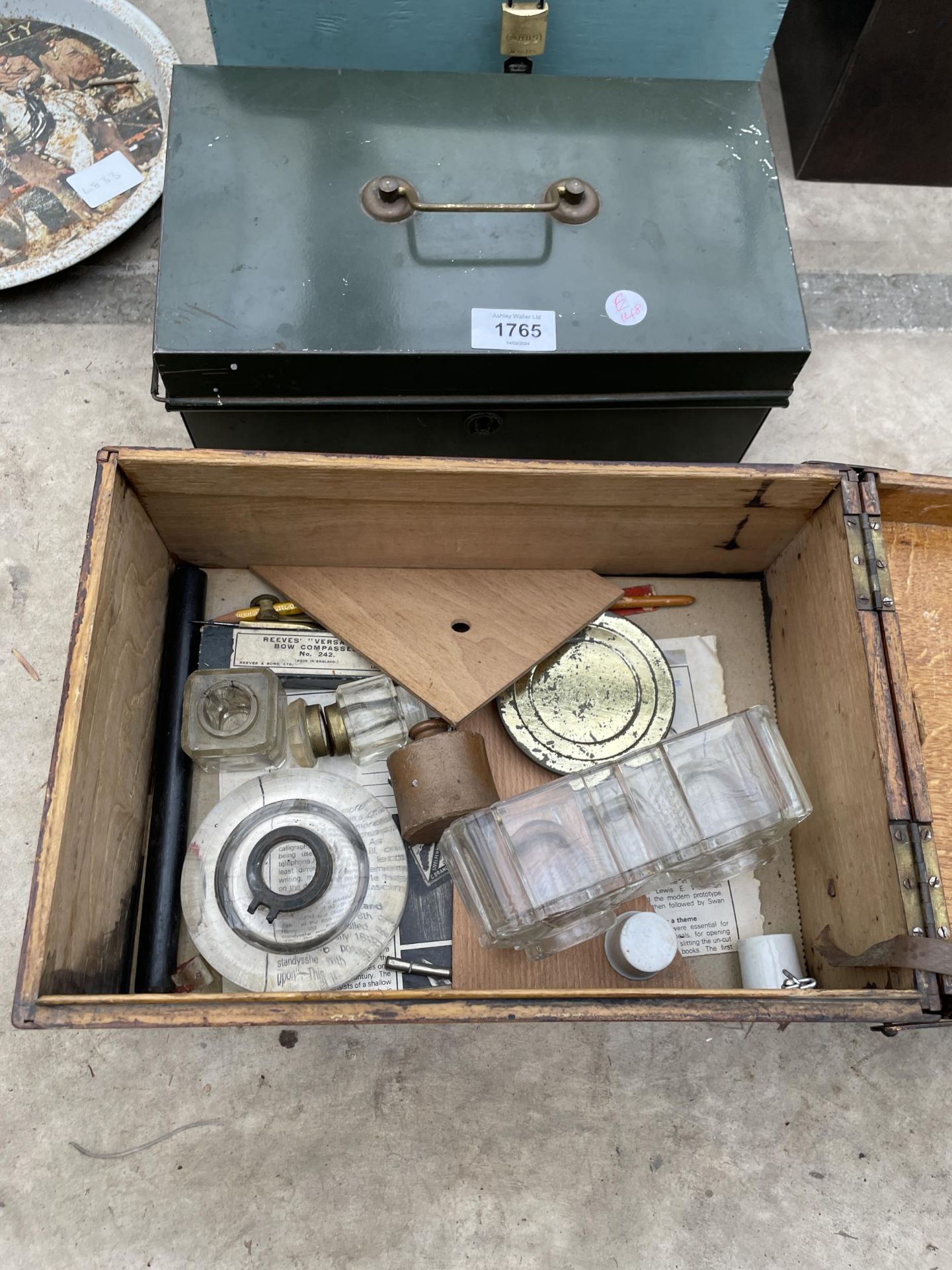 A VINTAGE WOODEN STORAGE BOX AND A METAL CASH TIN AND A WOODEN BOX CONTAINING DESK ITEMS TO - Image 2 of 3