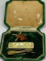 A VINTAGE JEWELLERY CASE WITH TWO BROOCHES AND A MOTHER OF PEARL PEN KNIFE