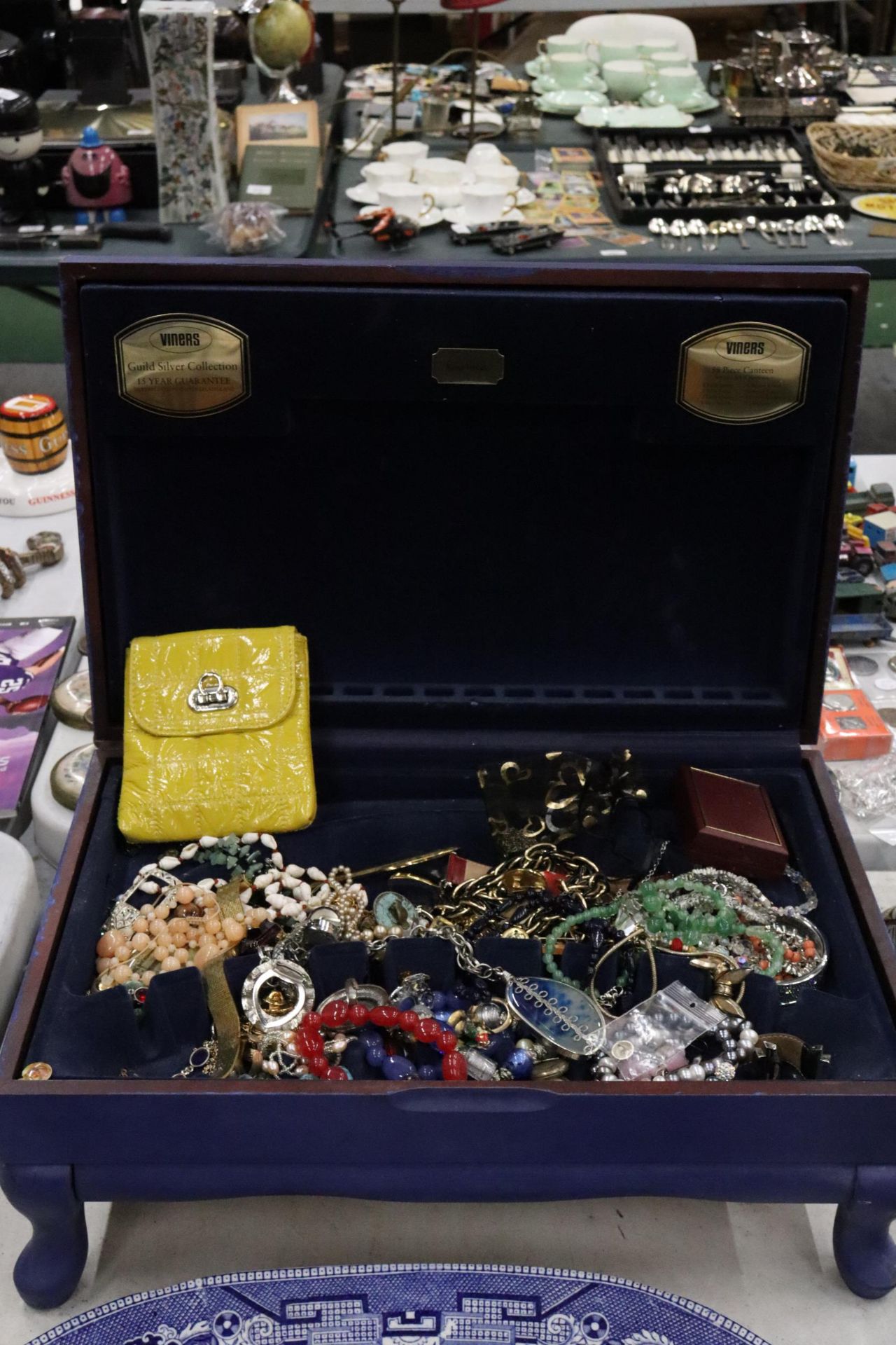 A QUANTITY OF COSTUME JEWELLERY TO INCLUDE WATCHES, NECKLACES, BRACELETS, EARRINGS, ETC IN A