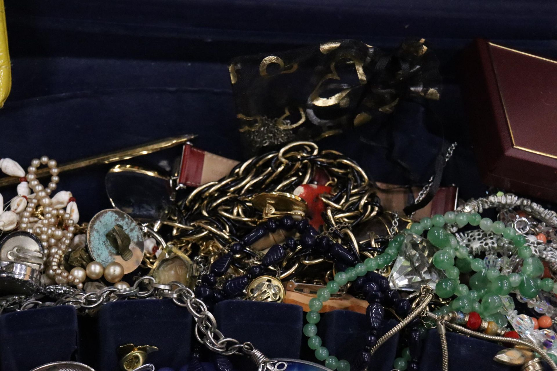 A QUANTITY OF COSTUME JEWELLERY TO INCLUDE WATCHES, NECKLACES, BRACELETS, EARRINGS, ETC IN A - Image 7 of 8