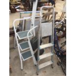 THREE SETS OF SMALL STEP LADDERS TO INCLUDE AN ALUMINIUM THREE RUNG SET