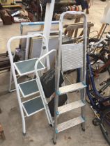 THREE SETS OF SMALL STEP LADDERS TO INCLUDE AN ALUMINIUM THREE RUNG SET